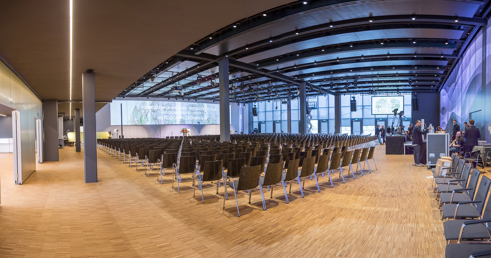Großer Saal im Erdgeschoss:  Bei Konzertbestuhlung fasst der Saal des Bodenseeforums 1104 Sitzplätze.