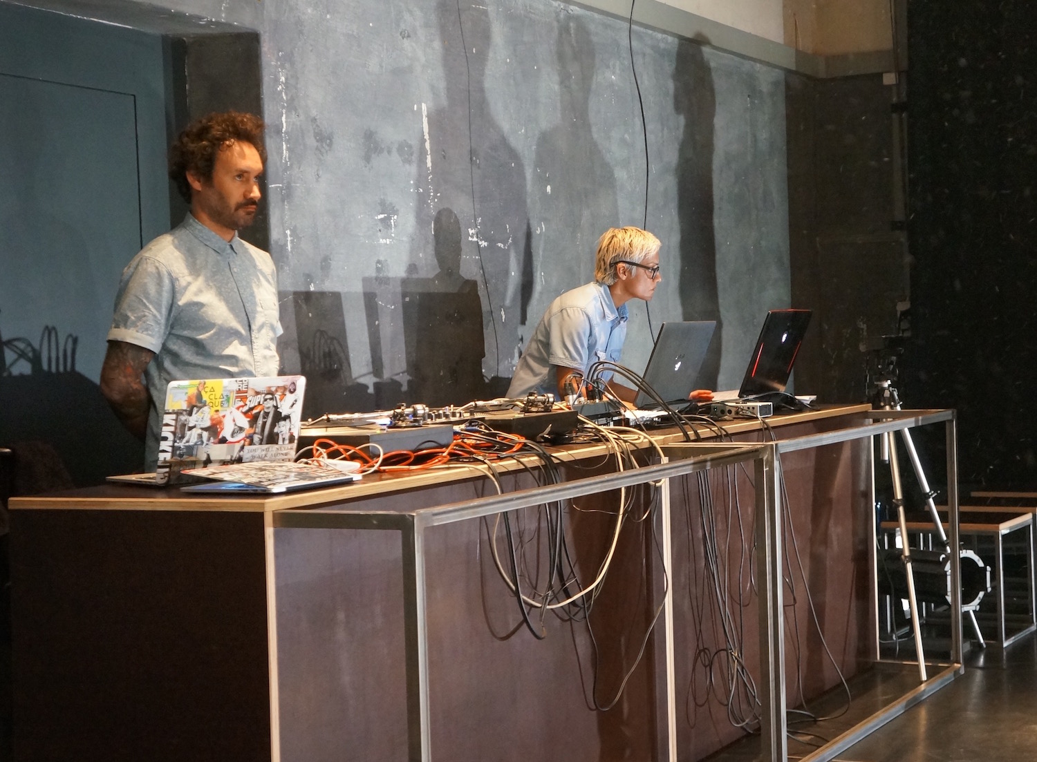DJ Janiv Oron und Programmiererin Permi Jooti sind für die Aufführung „Interface“ unverzichtbar.