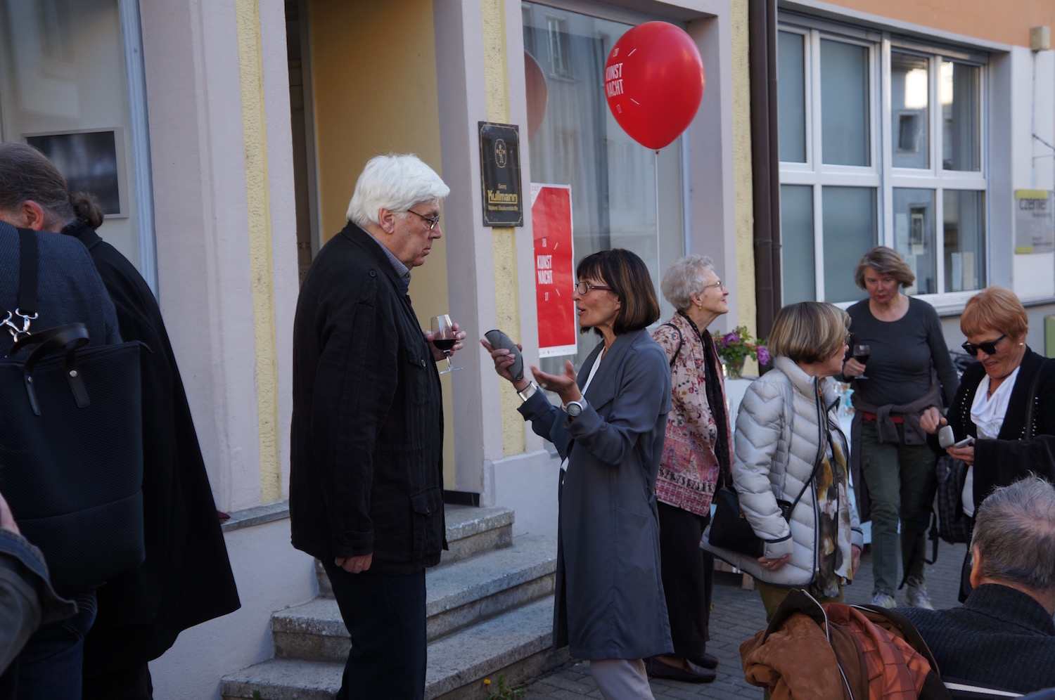 Johannes Dörflinger begrüsst die Kreuzlinger Stadträtin Dorena Raggenbass vor seiner Galerie.