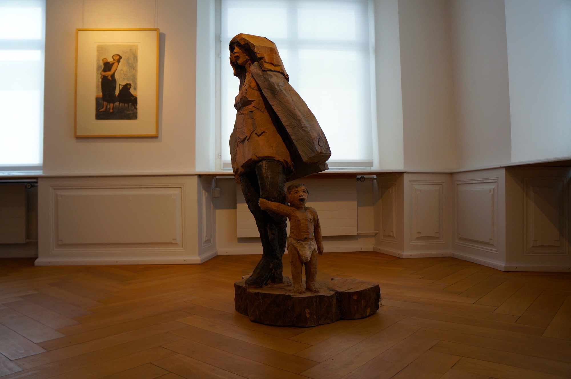 Zweimal  „Mutter und Kind“: Skulptur von Hans Bach vor Lithographie von Hans Pothoff