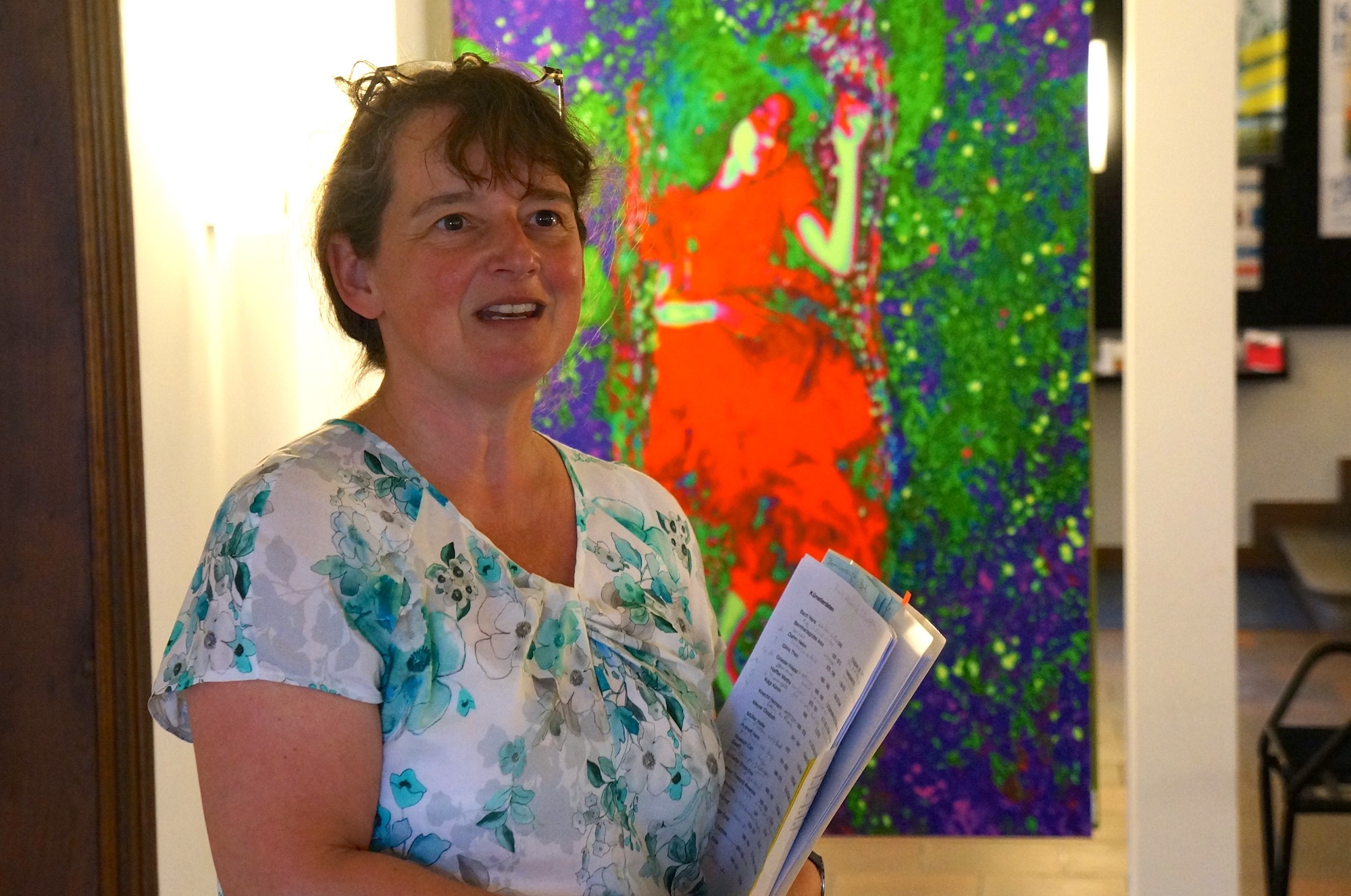 Die neue Museumsleiterin Yvonne Istas vor einem der farbenfrohen Werke von Annelies Strba