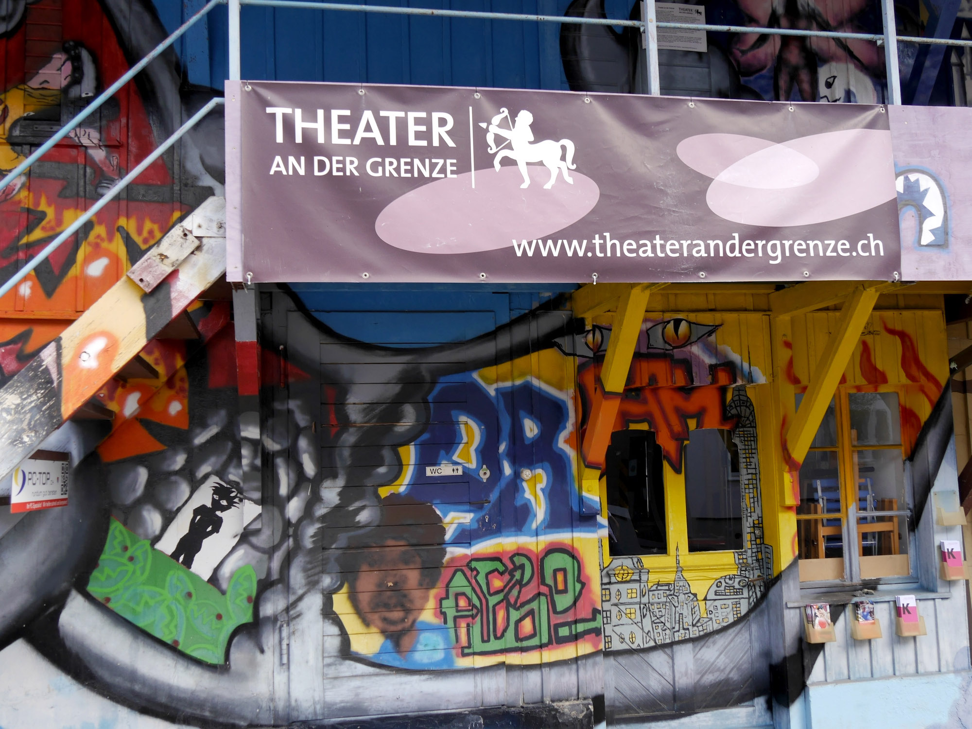 Bunt ist das Theater an der Grenze nicht nur an der Fassade, sondern auch inhaltlich. Zu sehen sind Kabarett, Comedy und Schauspiel von Schweizer und deutschen Künstlern.