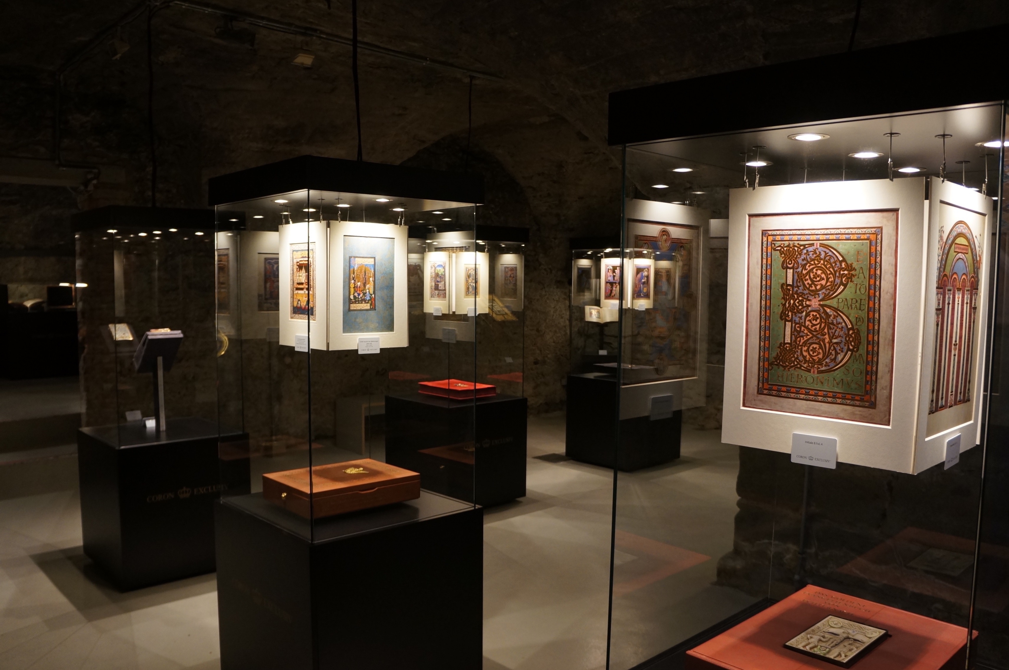 Prachtvolle Buchkunst zeigt die Ausstellung im Konstanzer Gewölbekeller.