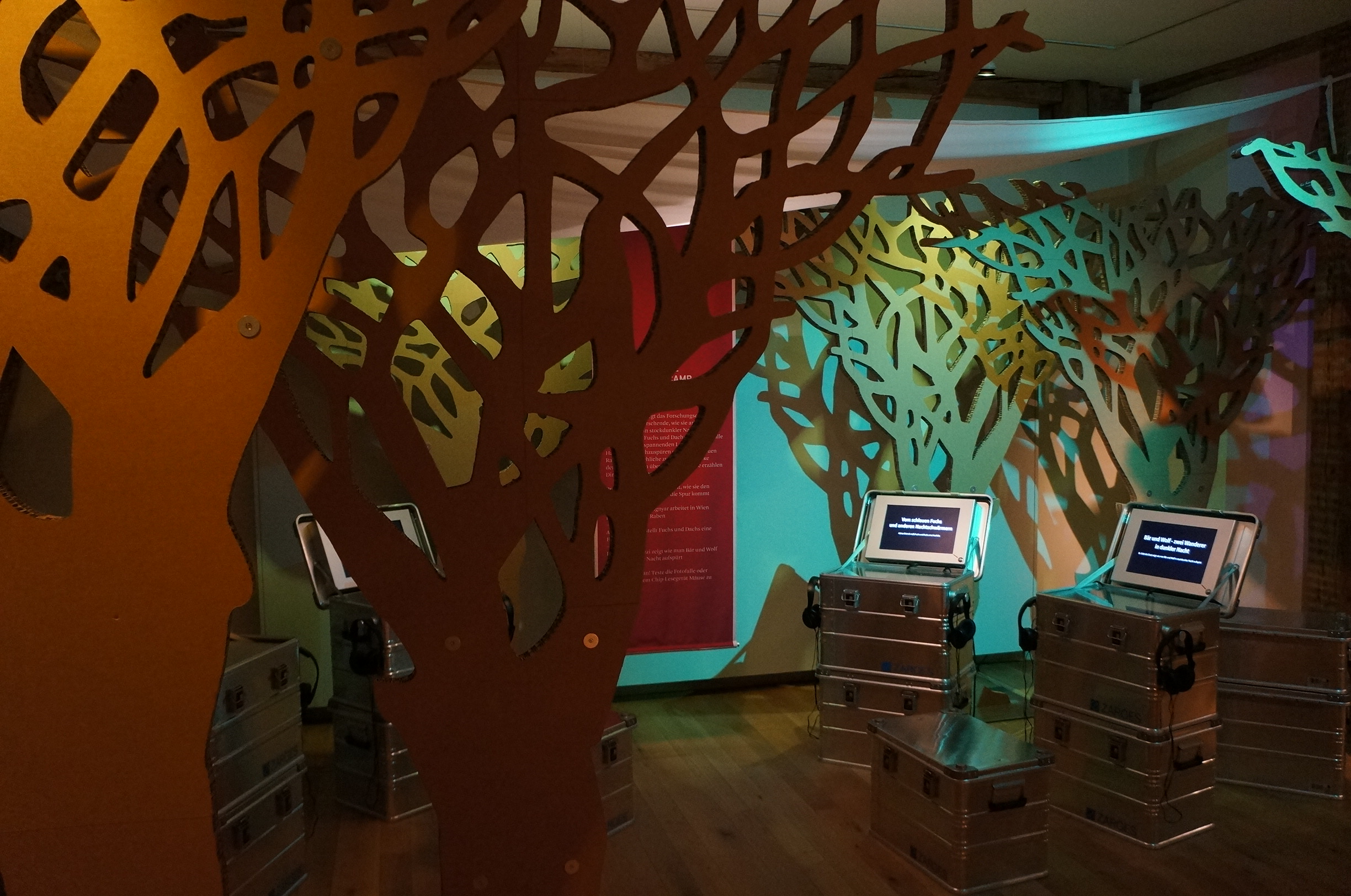 Eine Forschungsstation im Märchenwald der neuen Ausstellung im Naturmuseum