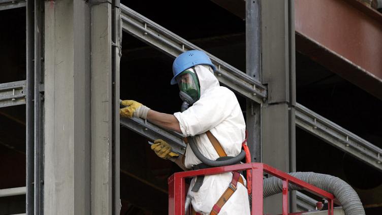 Wie ein Asbestfund die Arbeit eines Museums lähmt