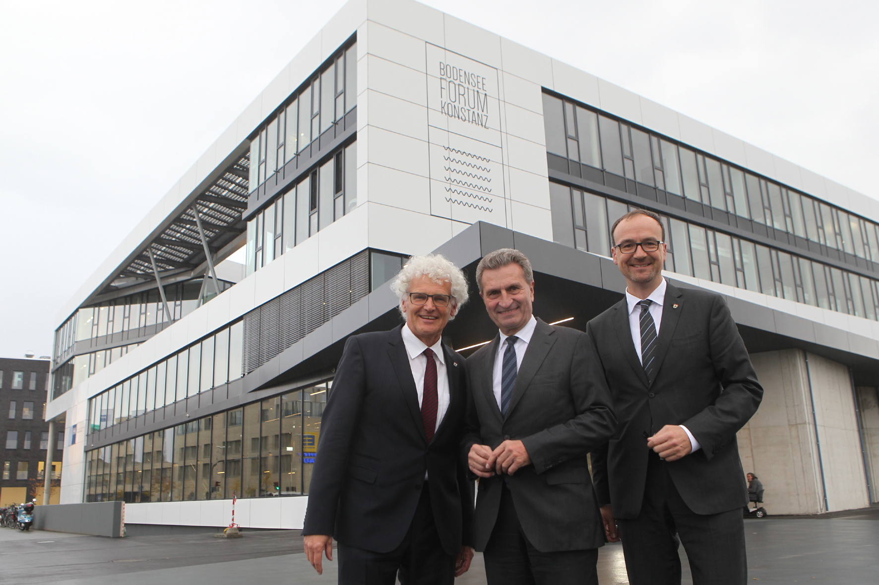 Da war die Freude noch gross (von links): Friedhelm Schaal (Interims-Geschäftsführer Bodenseeforum und Leiter Wirtschaftsförderung Stadt Konstanz), Ehrengast EU-Kommissar Günther Oettinger und Uli Burchardt (Oberbürgermeister Stadt Konstanz) bei der Eröffnung des Bodenseeforum im Herbst 2016.