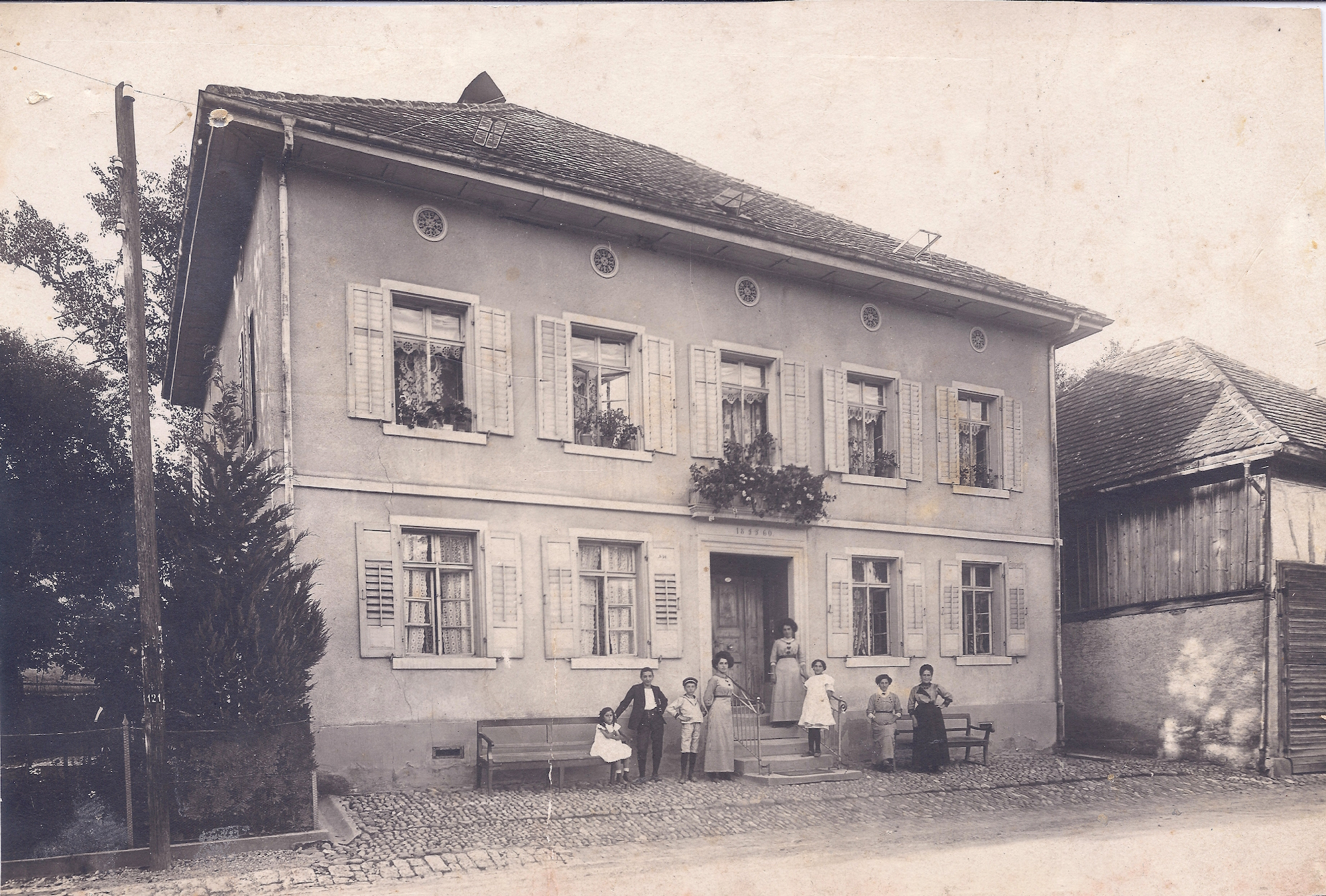 Haus Ludwig Wolf, im Vordergrund Nanette Wolf mit ihren Kindern