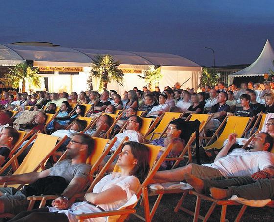Entspannt im Strandstuhl: So schaut man beim Sunset-Festival in Wil Filme an.