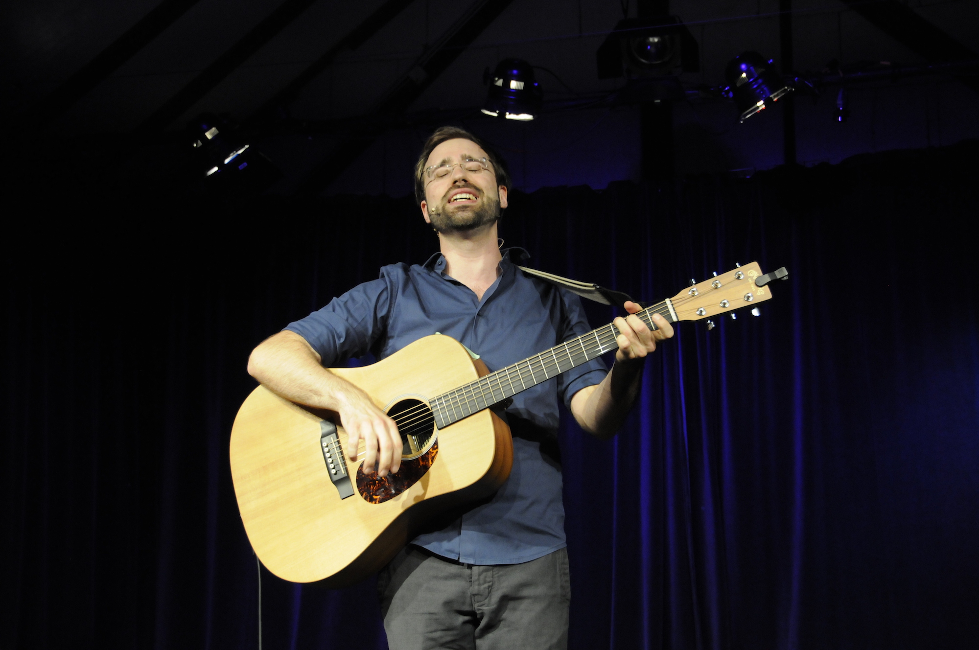 Jan Rutishauser brachte viel Elan auf, um schließlich das Hohelied auf die gepflegte Langeweile zu singen. Bild: Elsner-Heller