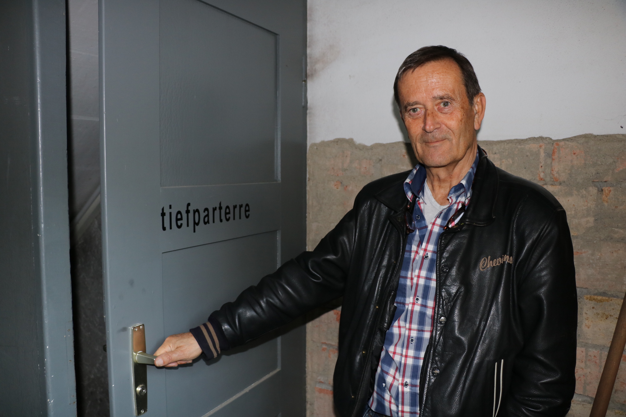 Willkommen zur Ausstellung im Tiefparterre Kreuzlingen: Kurator Richard Tisserand freut sich auf die Besucher.