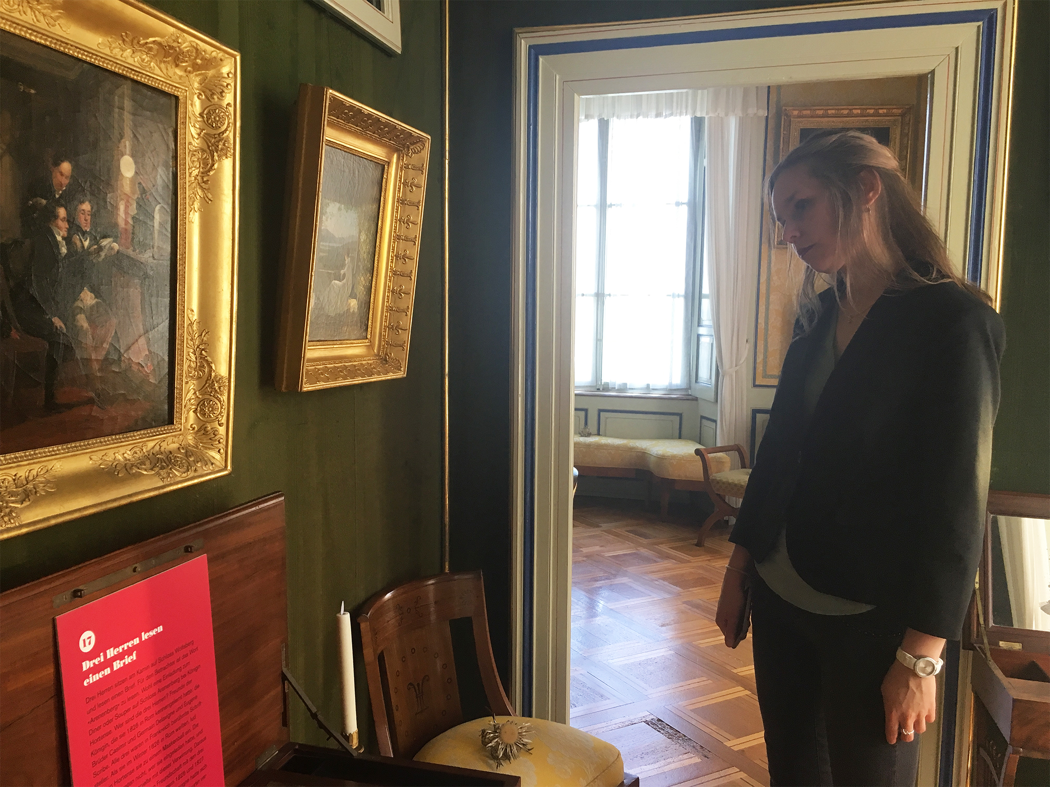 Besucherin in der Ausstellung