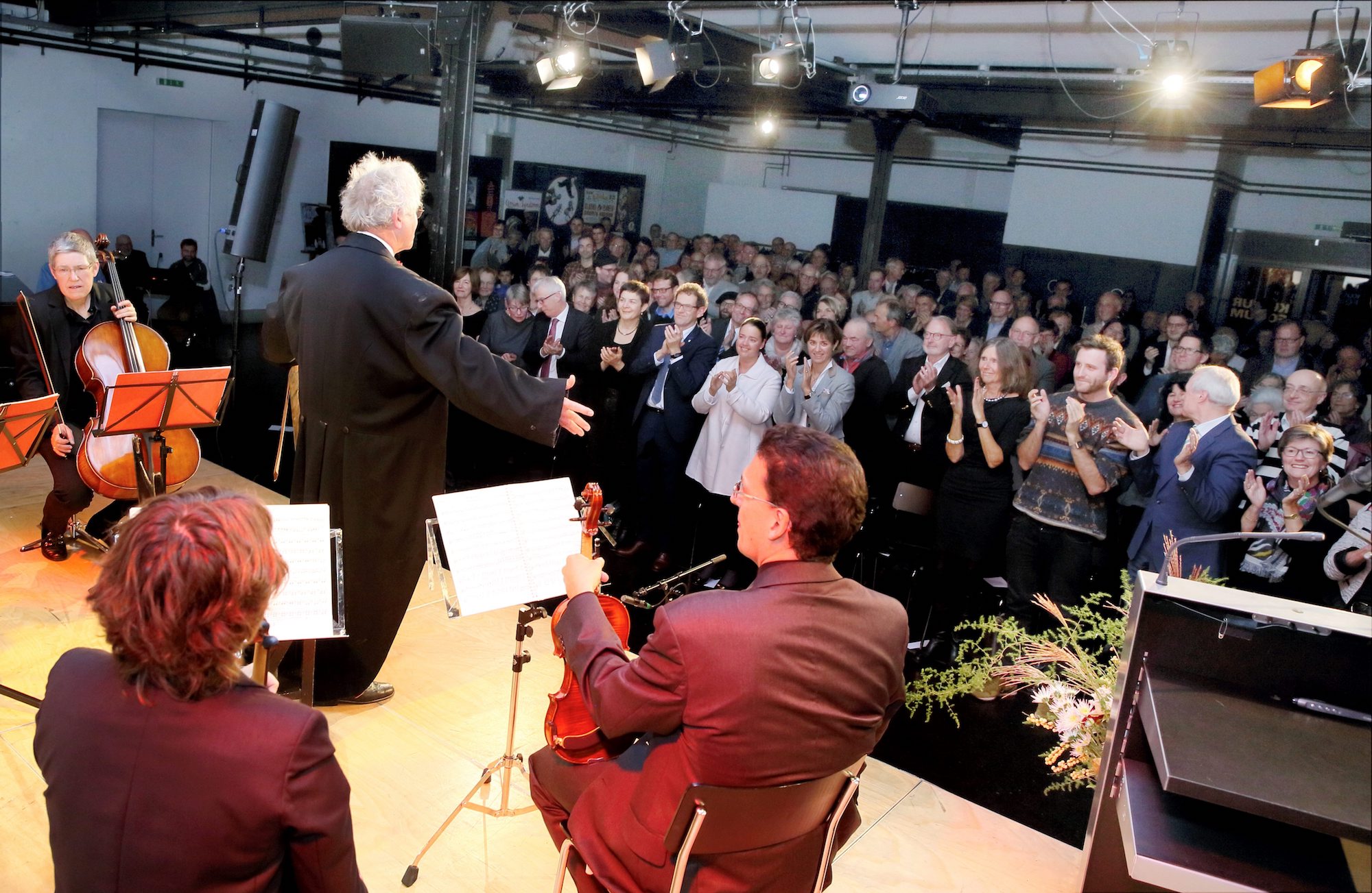 Olli Hauenstein wird vom Publikum im Kulturforum Amriswil mit stehendem Applaus bedacht.