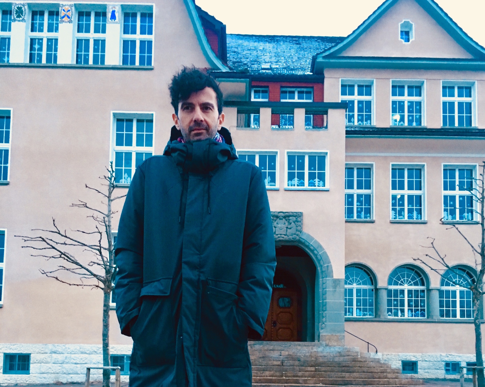 Kurt Uenala vor dem Schulhaus Aadorf, wo er zur Schule gegangen ist.