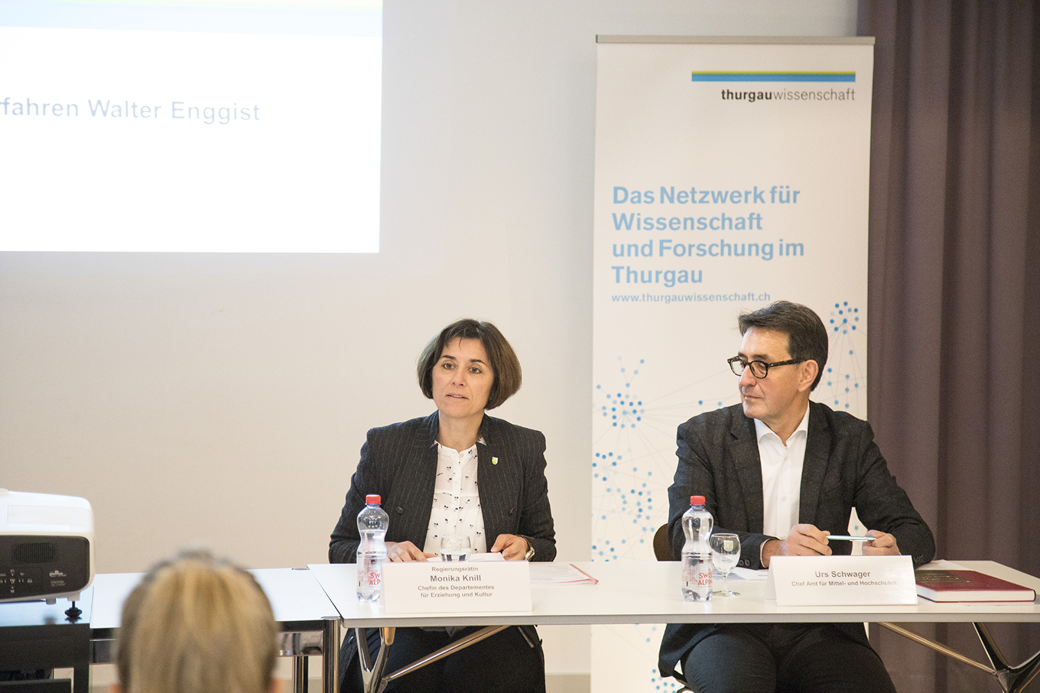 Regierungsrätin Monika Knill und Urs Schwager, Chef Amt für Mittel- und Hochschulen, sprachen an der Medienkonferenz zum Millionenerbe von Walter Enggist.