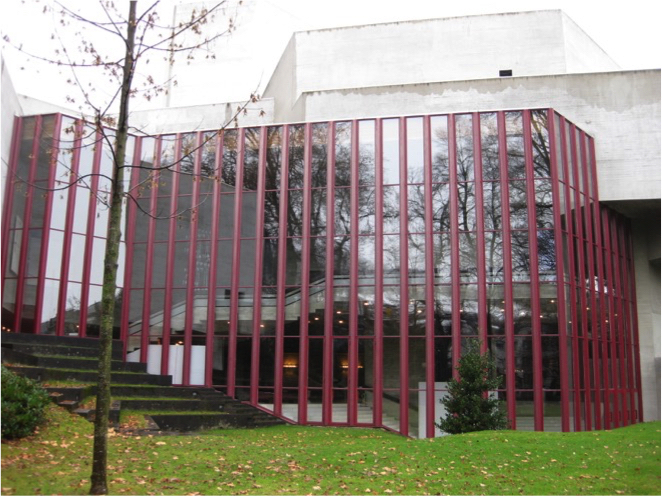 Markant, aber energietechnisch in die Jahre gekommen: die Fassade des Theaters St.Gallen zum Stadtpark hin.
