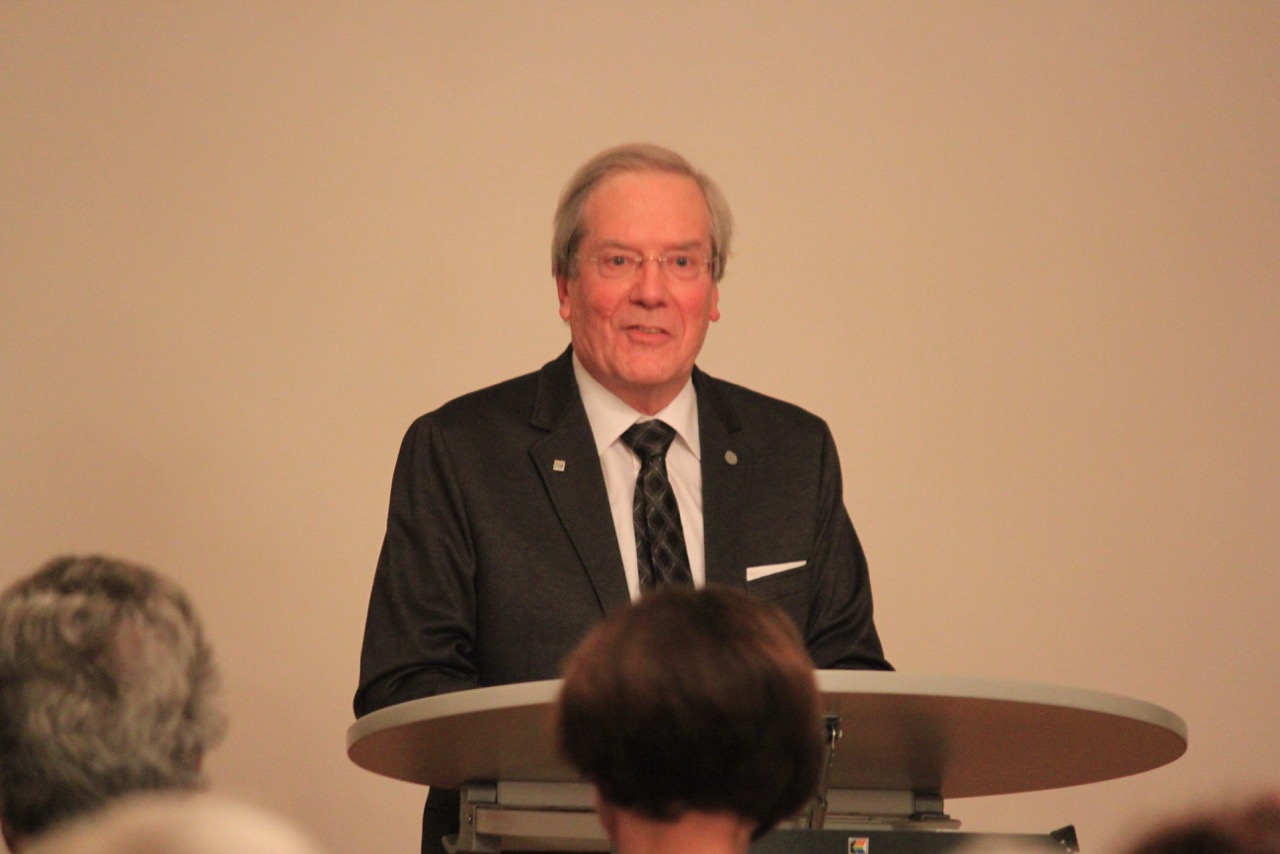 Jörg Engeli, Präsident der Gesellschaft für Musik und Literatur Kreuzlingen, bei seiner Ansprache im ehemaligen Musiksaal der PMS Kreuzlingen