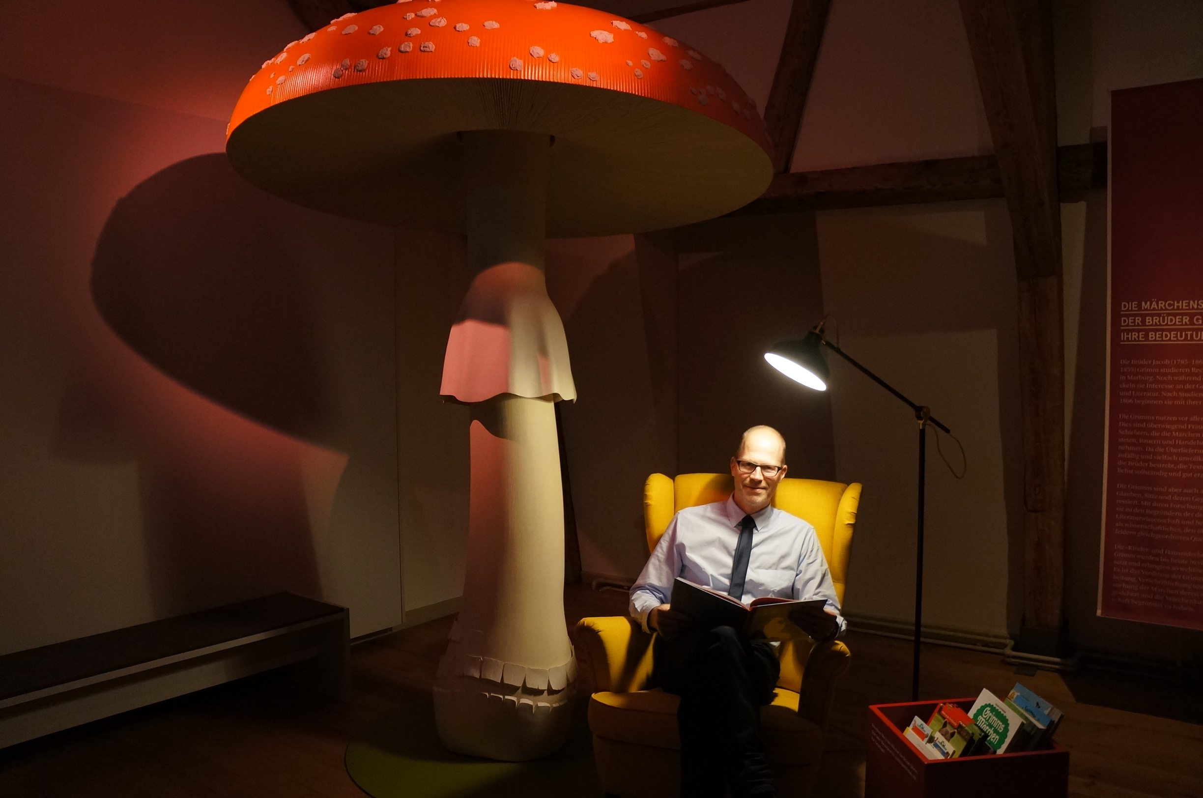 Hier liest auch der Museumsdirektor und Wissenschaftler Hannes Geissler für einmal Märchen.