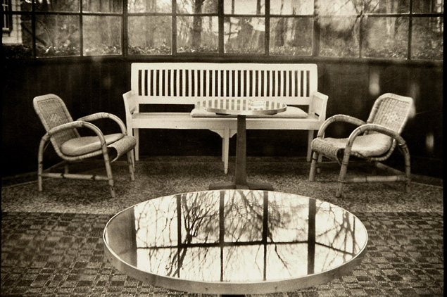 Eine Bank, zwei Stühle: So sah es damals auf dem Gelände des Sanatoriums Bellevue aus.