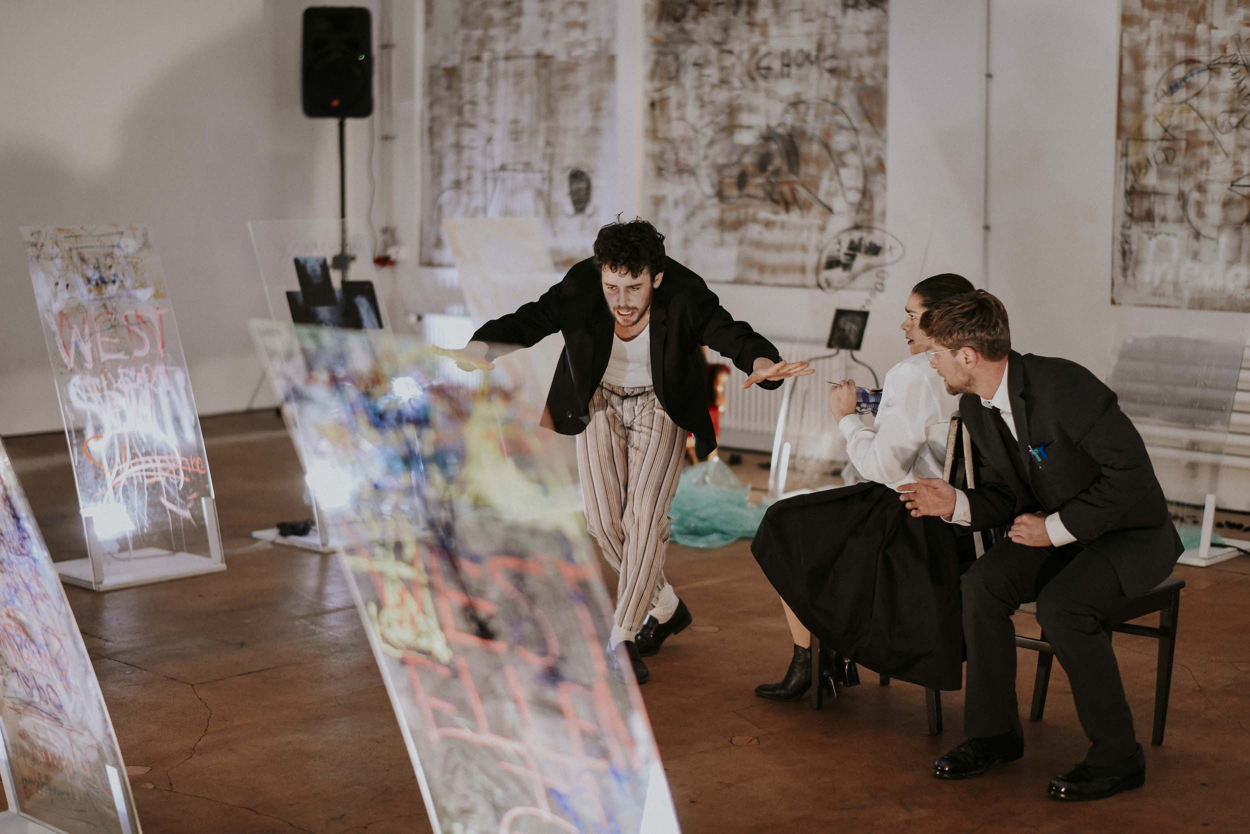 In seiner eigenen Welt: Aby Warburg (Julian Härtner) in einer Vision. Ludwig Binswanger (Georg Melich) und Sonja Kreis (Anny de Silva) hören zu.