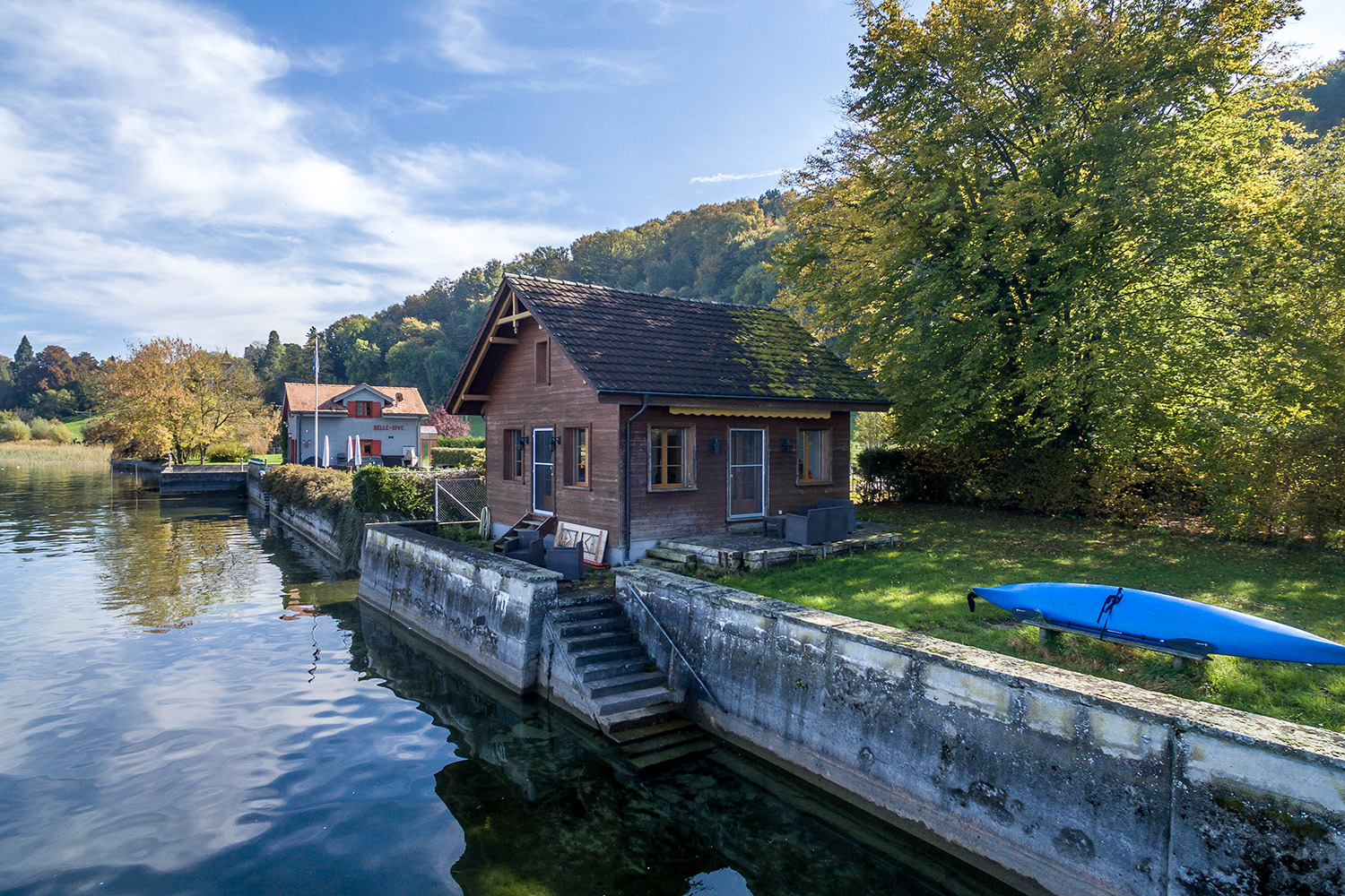 Gehört auch zum Anwesen von Schloss Eugensberg: Ein Badehaus direkt am See.