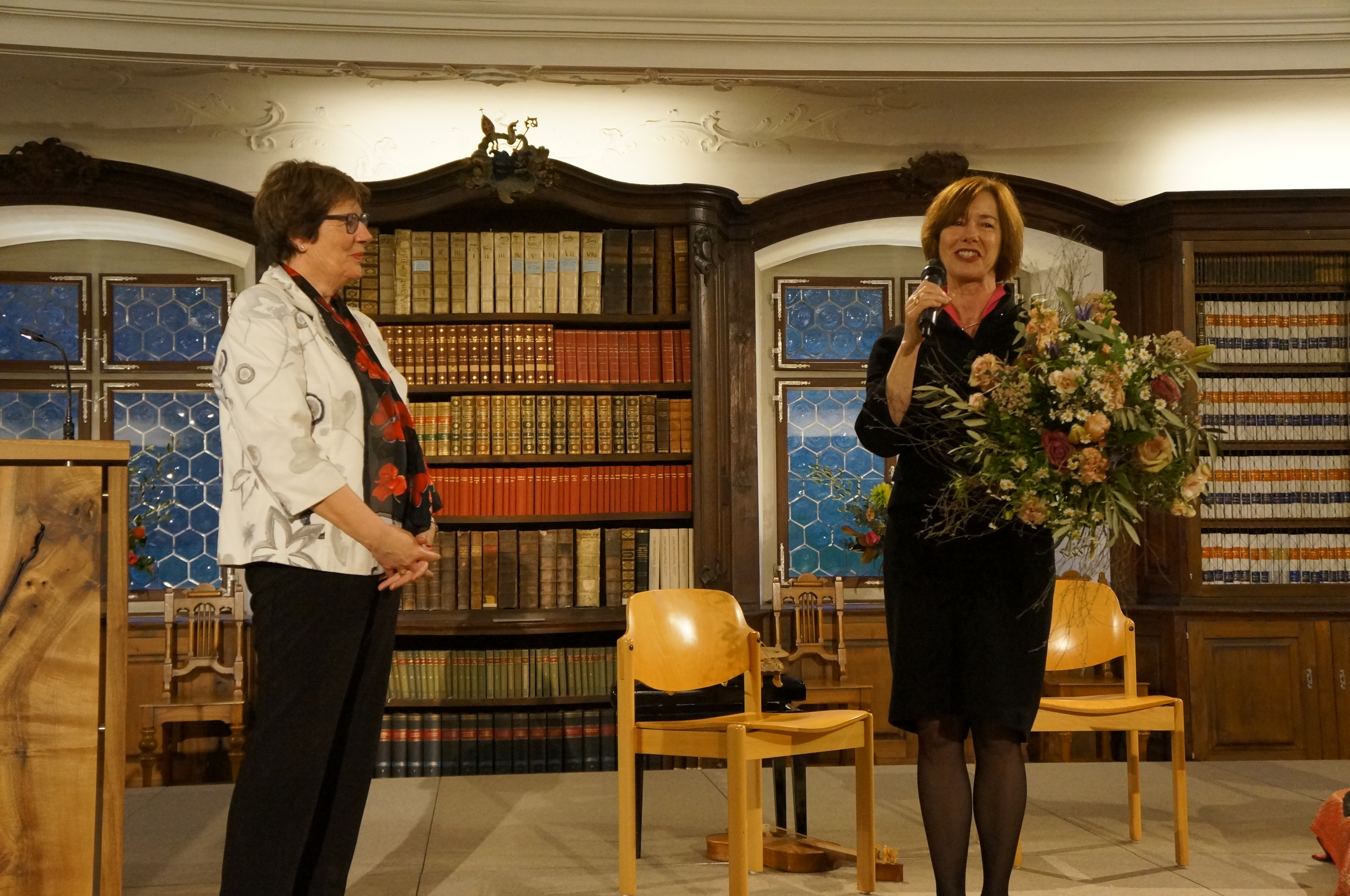 Martha Monstein, die Chefin des Kulturamts, bedankt sich bei der Projektleiterin und Herausgeberin Silvia Volkart.