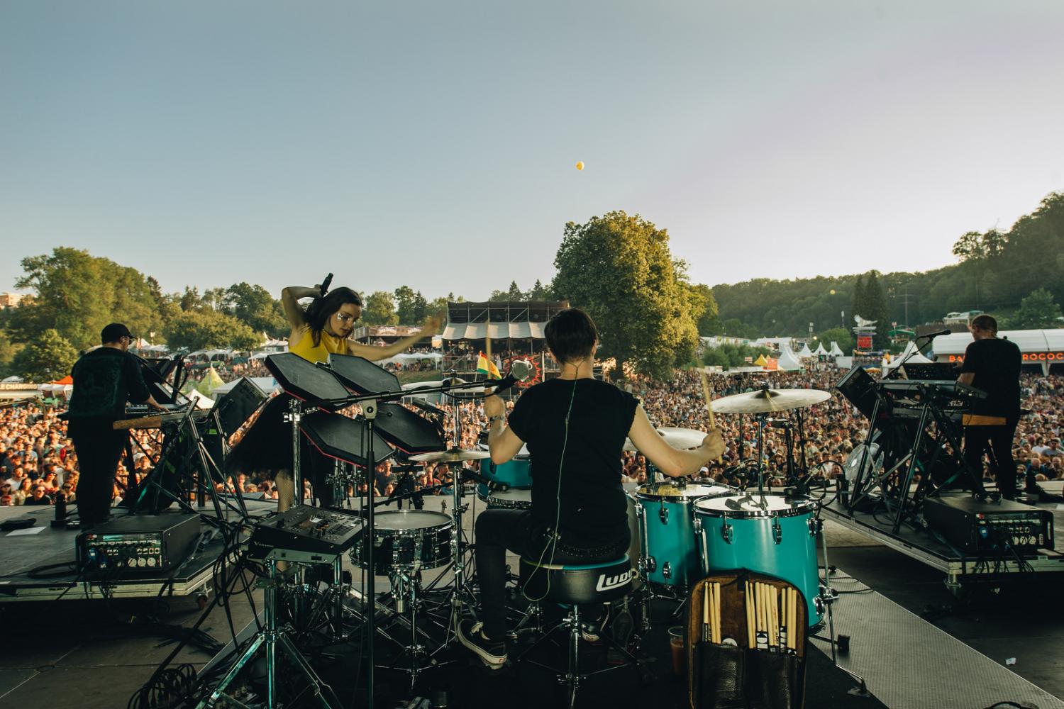 CHVRCHES auf Sitterbühne am OpenAir St.Gallen fotografiert am Samstag 30.06.2018.