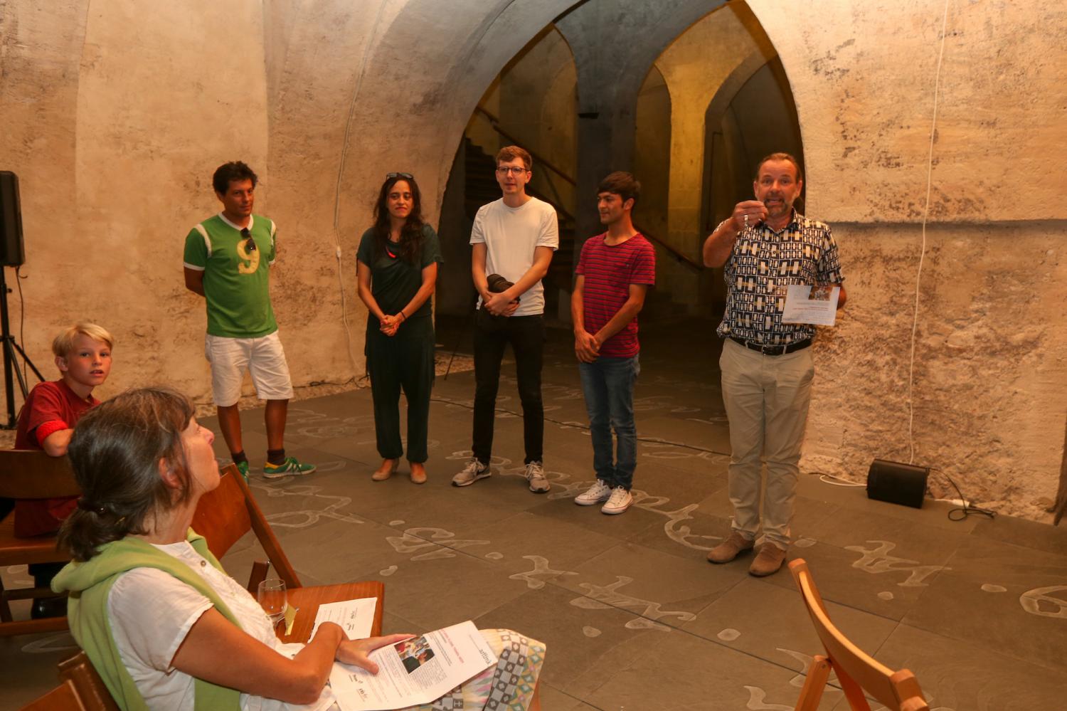 Nach der Präsentation: (von links) Michael Sauter (Komposition), Diana Rojas (Konzept und Regie), Donat Blum (Textberatung), Javad Hosseini (aus Afghanistan geflüchtet) und Markus Baumann (Gesamtleitung).