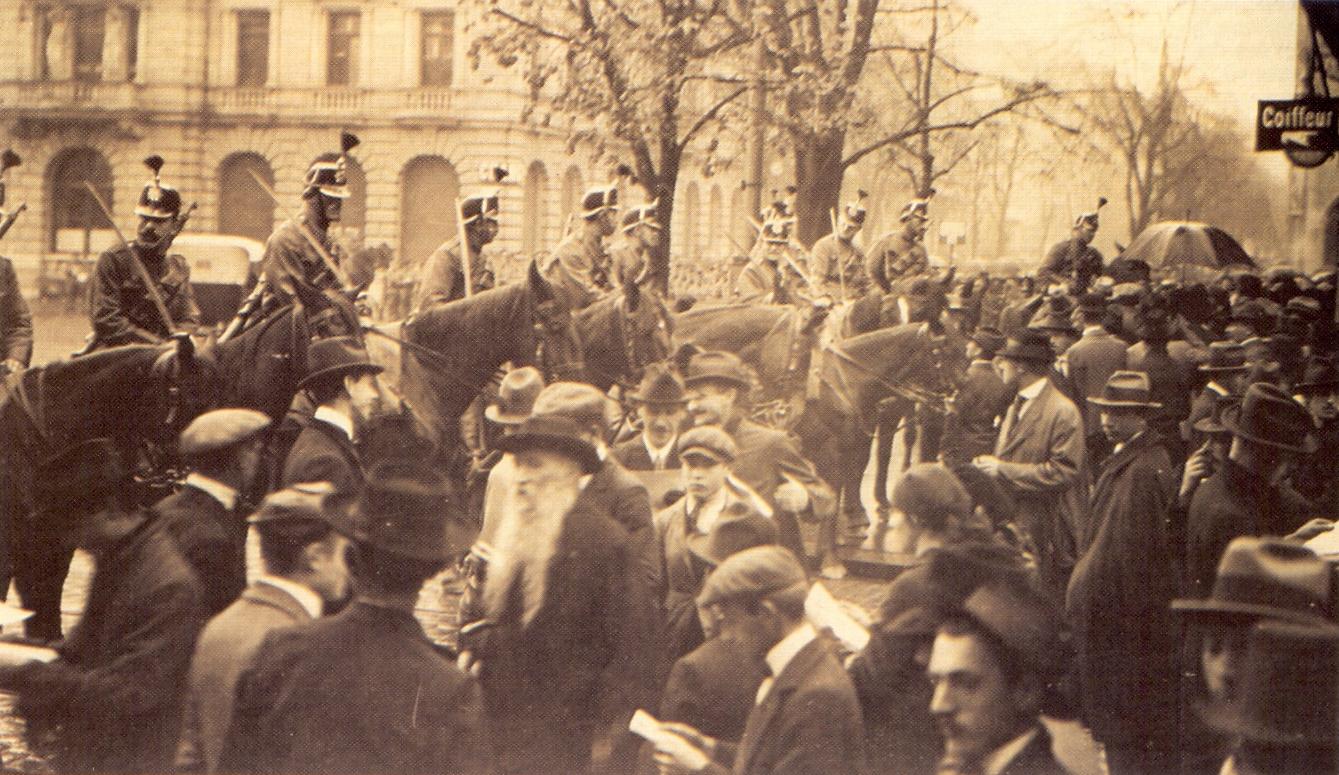 Kavallerie auf dem Paradeplatz Zürich während des Landesstreiks im November 1918