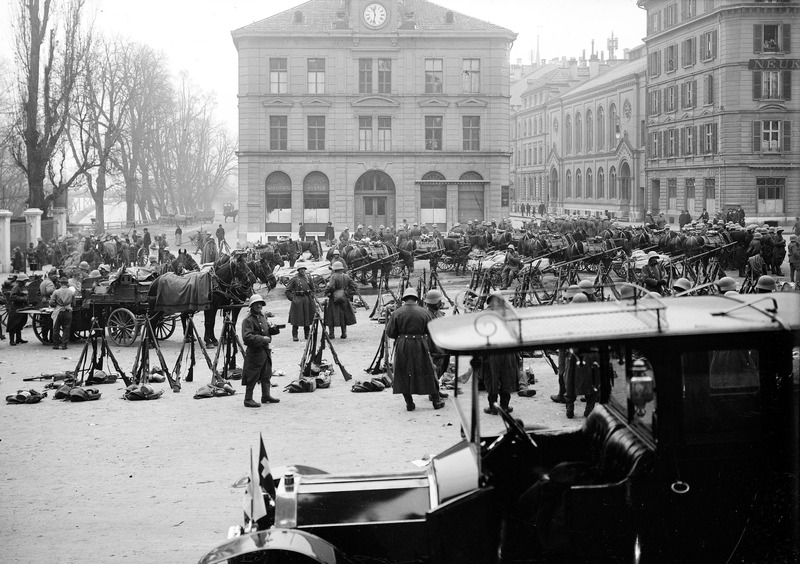 Truppen auf dem Waisenhausplatz während des Landesstreiks