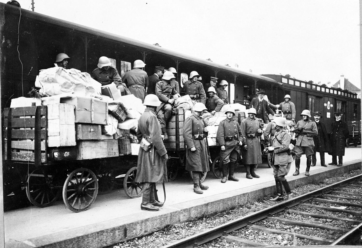 Verladen der Bahnpost durch Soldaten während des Landesstreiks