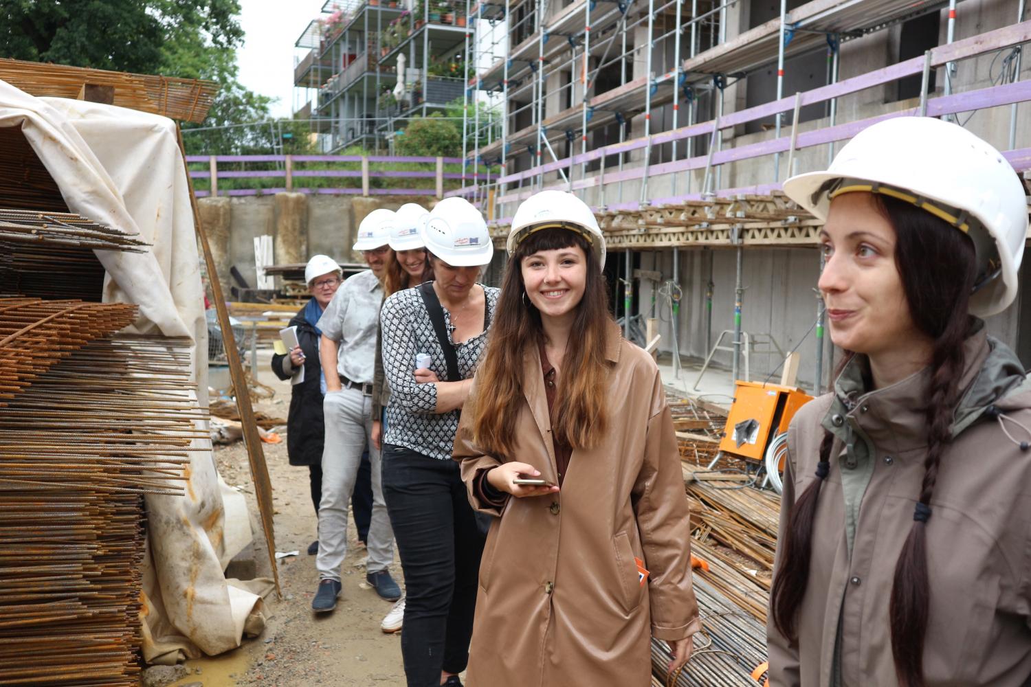 Baustellenbegehung: Die beiden Kuratorinnen Julia Ihls (rechts) und Sofie Benning (zweite von rechts) auf der Baustelle