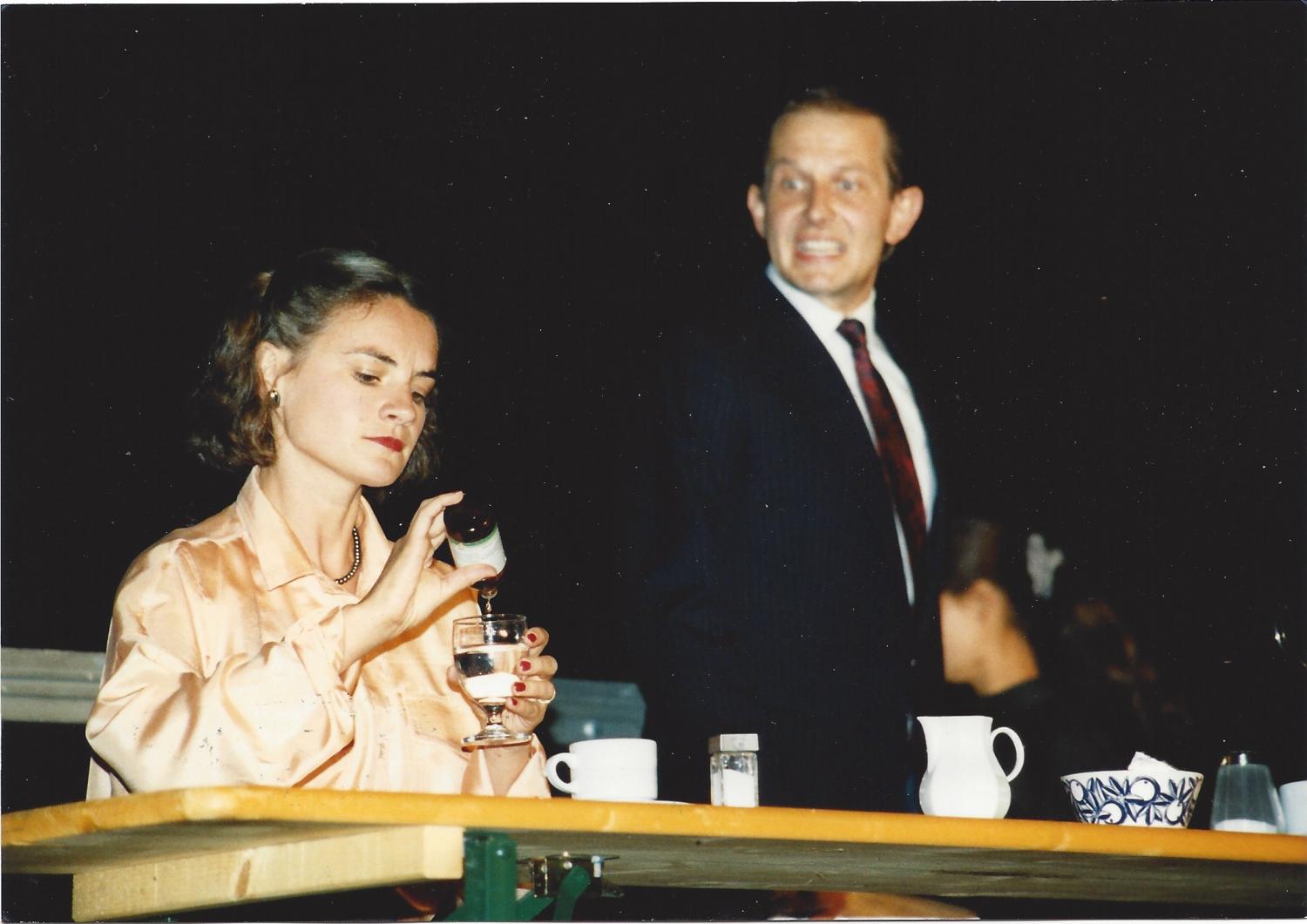 Die erste Inszenierung des See-Burgtheaters in der namengebenden See-Burg im Jahr 1990: "Biedermann und die Brandstifter" von Max Frisch mit Astrid Keller als Frau Biedermann und Hans Ruedi Binswanger als Herr Biedermann.