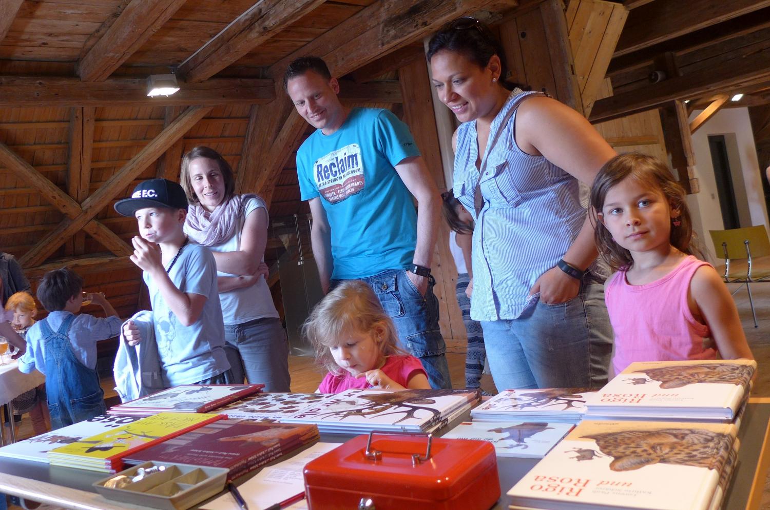 Büchertisch im Bodmanhaus. Nach der Kinderlesung sorgen Eltern mit einem Kauf für Nachhaltigkeit. So wird Kinderkultur zur Familienangelegenheit.