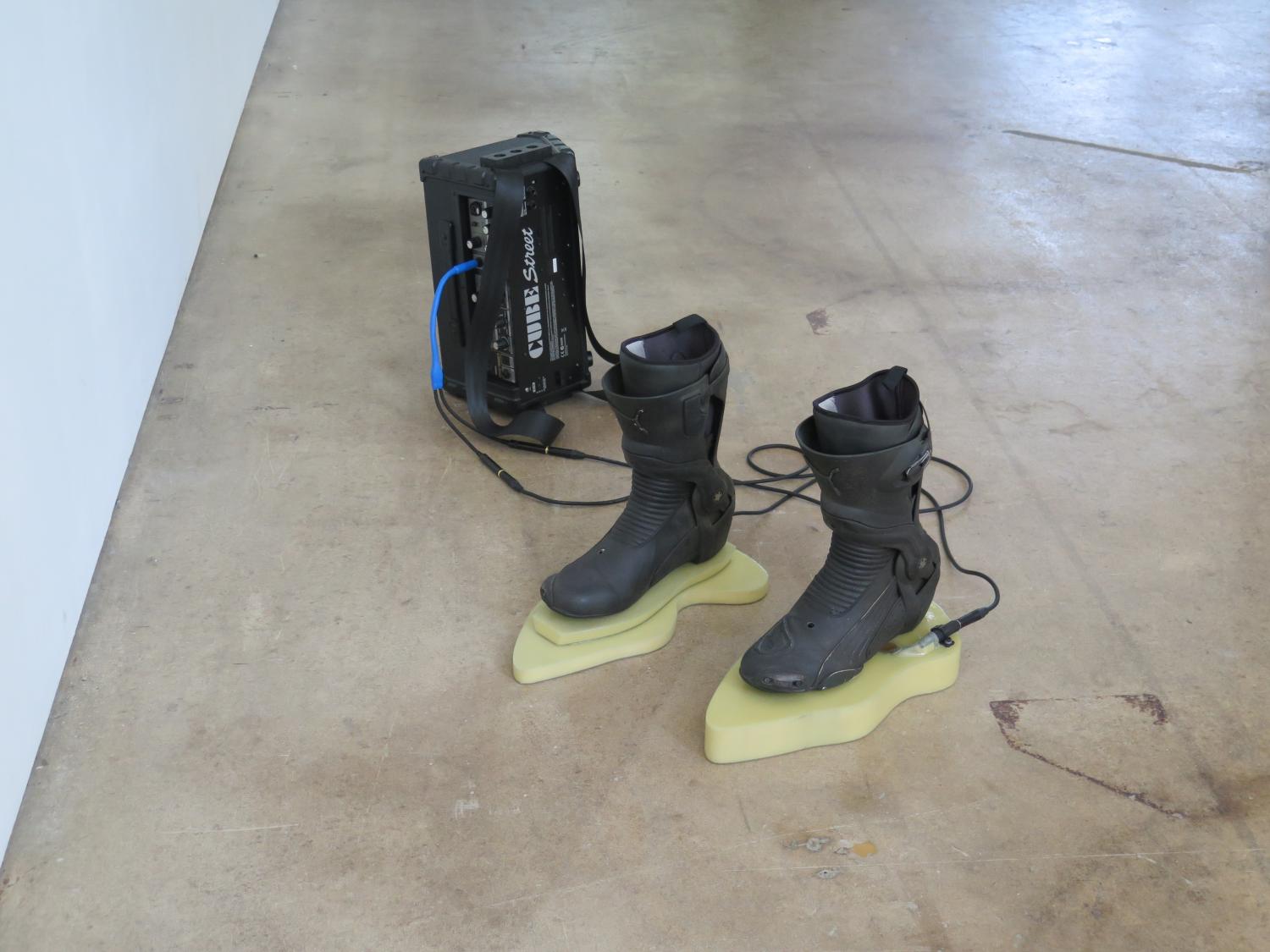 Und plötzlich stehen jene Stiefel (übrigens originale Requisiten der Terminator 2 Dreharbeiten), die beim Gehen Gewittersound ausstrahlen