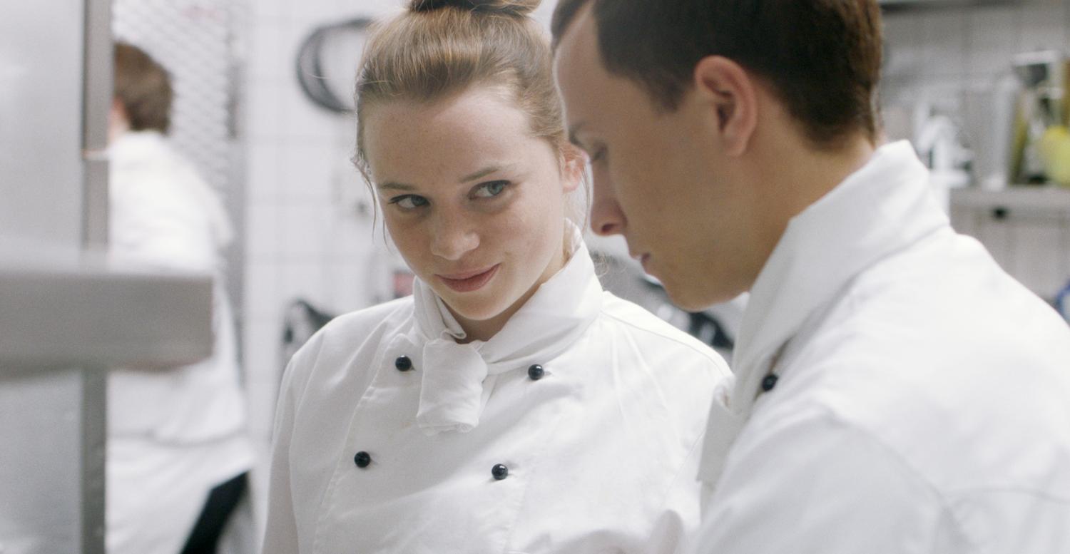 Zarte Annäherungsversuche in der Restaurantküche zwischen Laura (Luna Wedler) und Jonas (Max Hubacher)