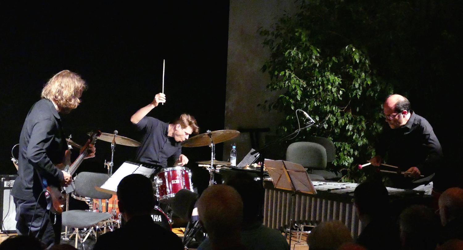 Zählt zu den angesagtesten Schlagzeugern Deutschlands derzeit: Christian Lillinger beim Konzert mit Kalle Kalima (im Bild links vorne)  in Konstanz.