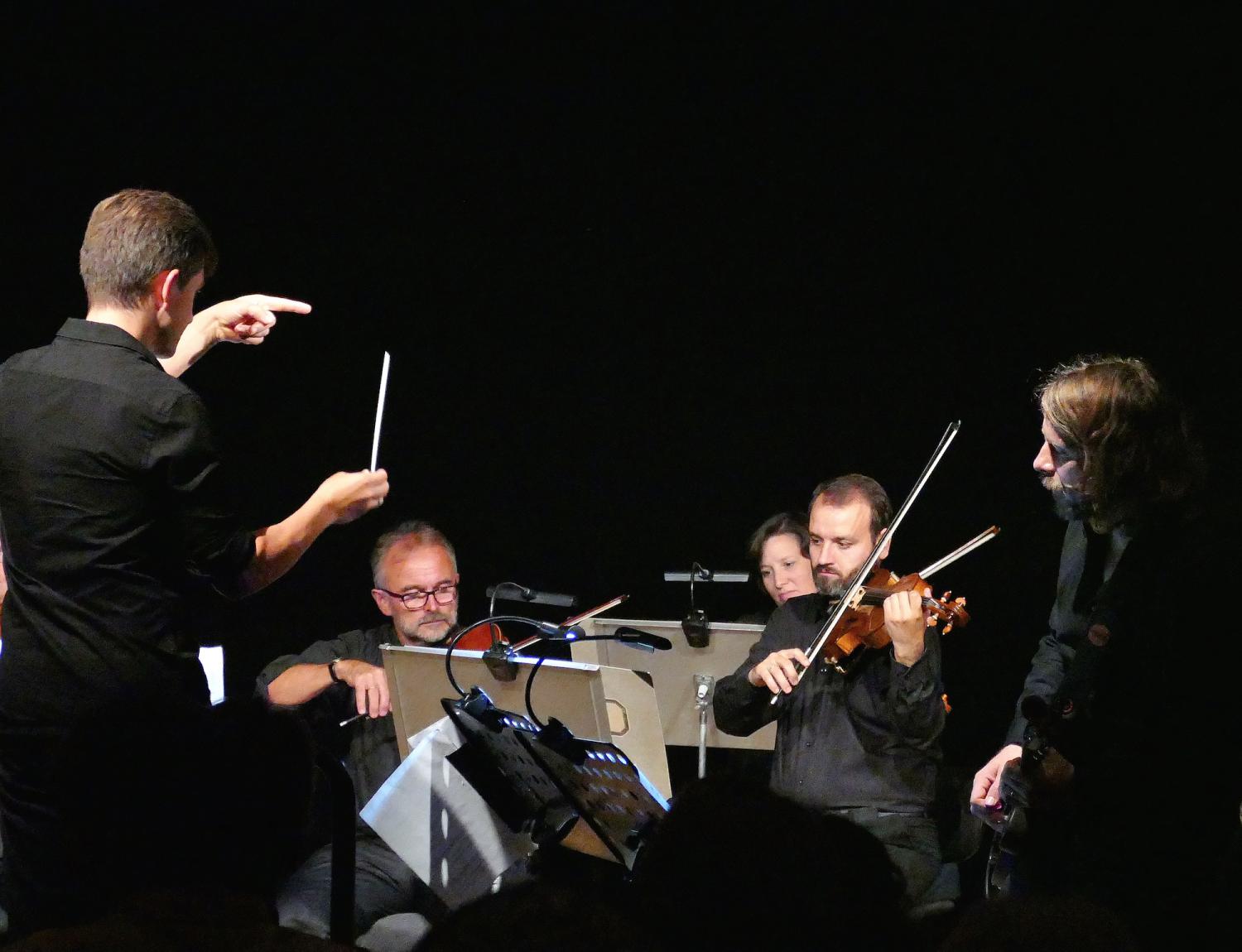Mischte auch mit: Das Streicherensemble der Südwestdeutschen Philharmonie unter der Leitung von Hannes Reich
