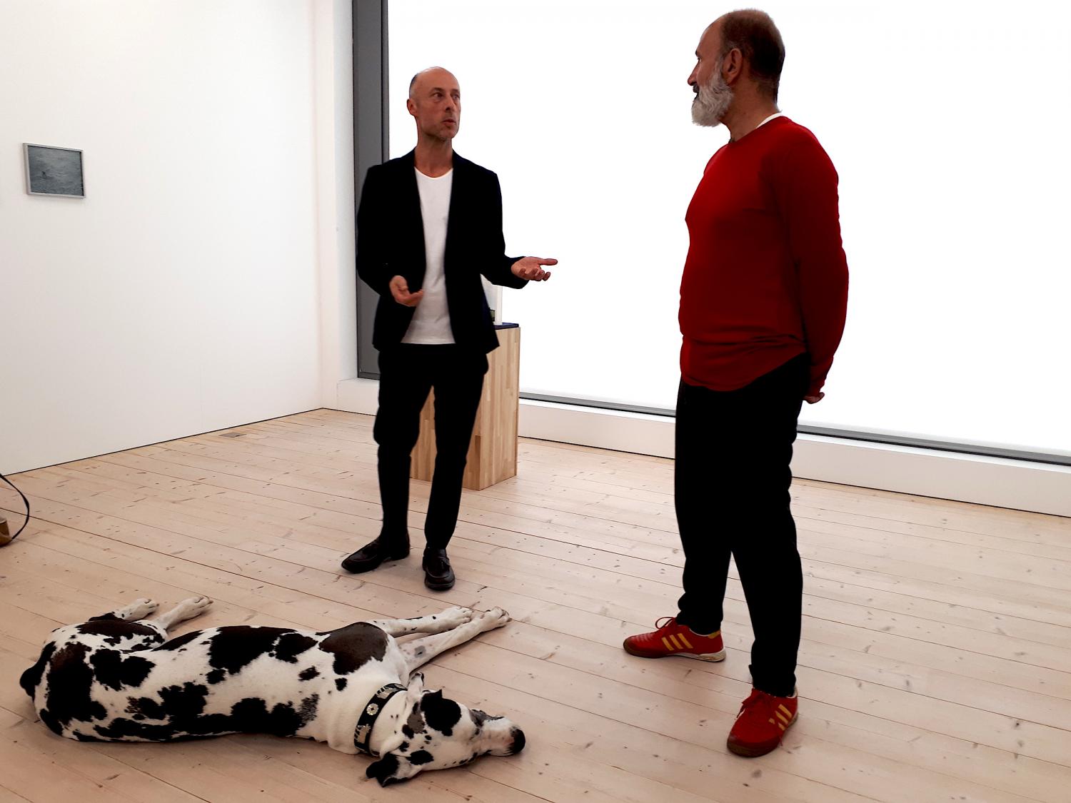Gruppenbild mit Hund: Der Künstler Herbert Weber im Gespräch mit dem Galeristen Jordanis Theodoridis. Galeriehund Ida lässt sich davon nicht weiter stören.