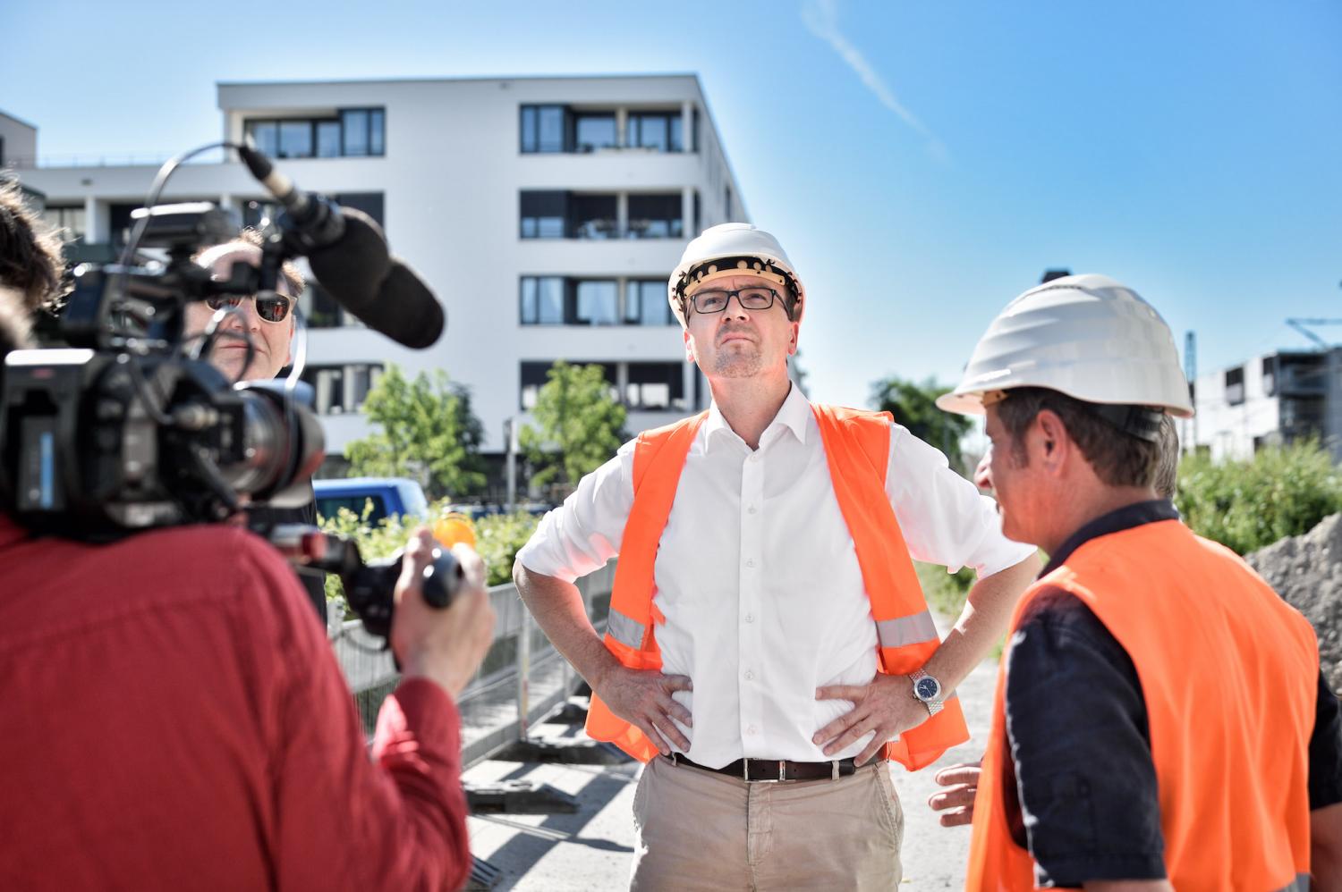 Inszeniert sich gerne als Macher: Der Konstanzer Oberbürgermeister Uli Burchardt. Das Foto zeigt ihn auf einer Baustelle beim Dreh mit Douglas Wolfsperger