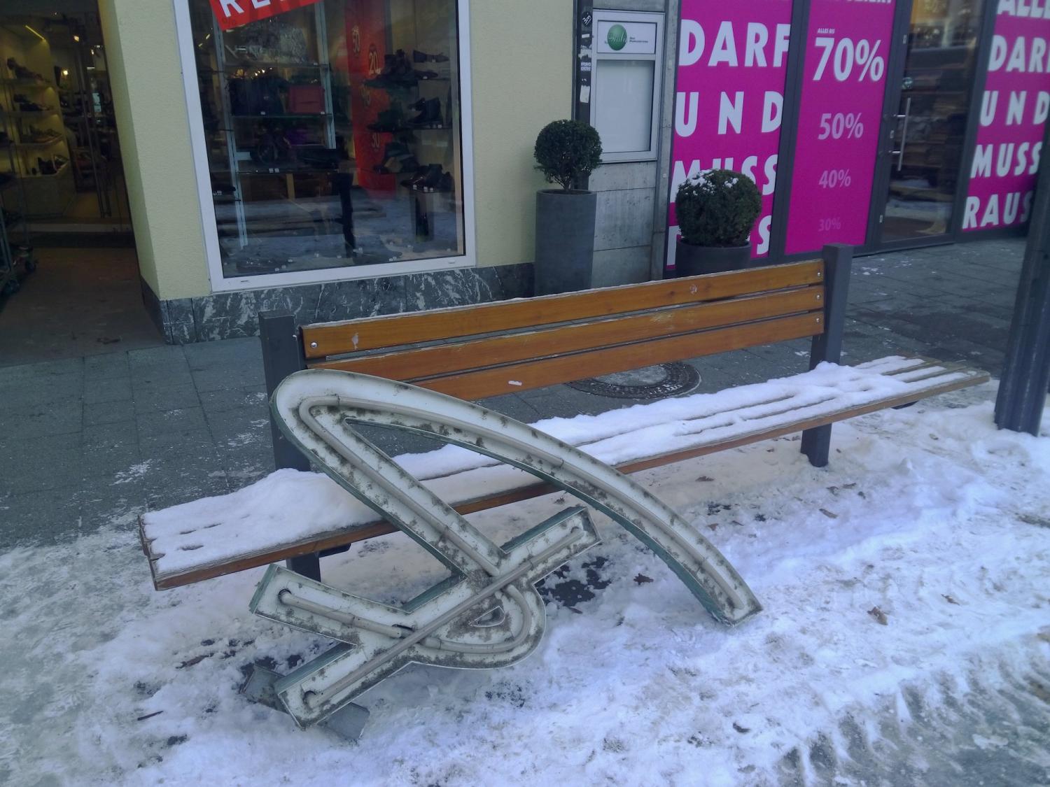 Bild mit Symbolkraft: Kino am Boden. Zumindest das S aus dem Scala-Fassandenschriftzug liegt danieder.