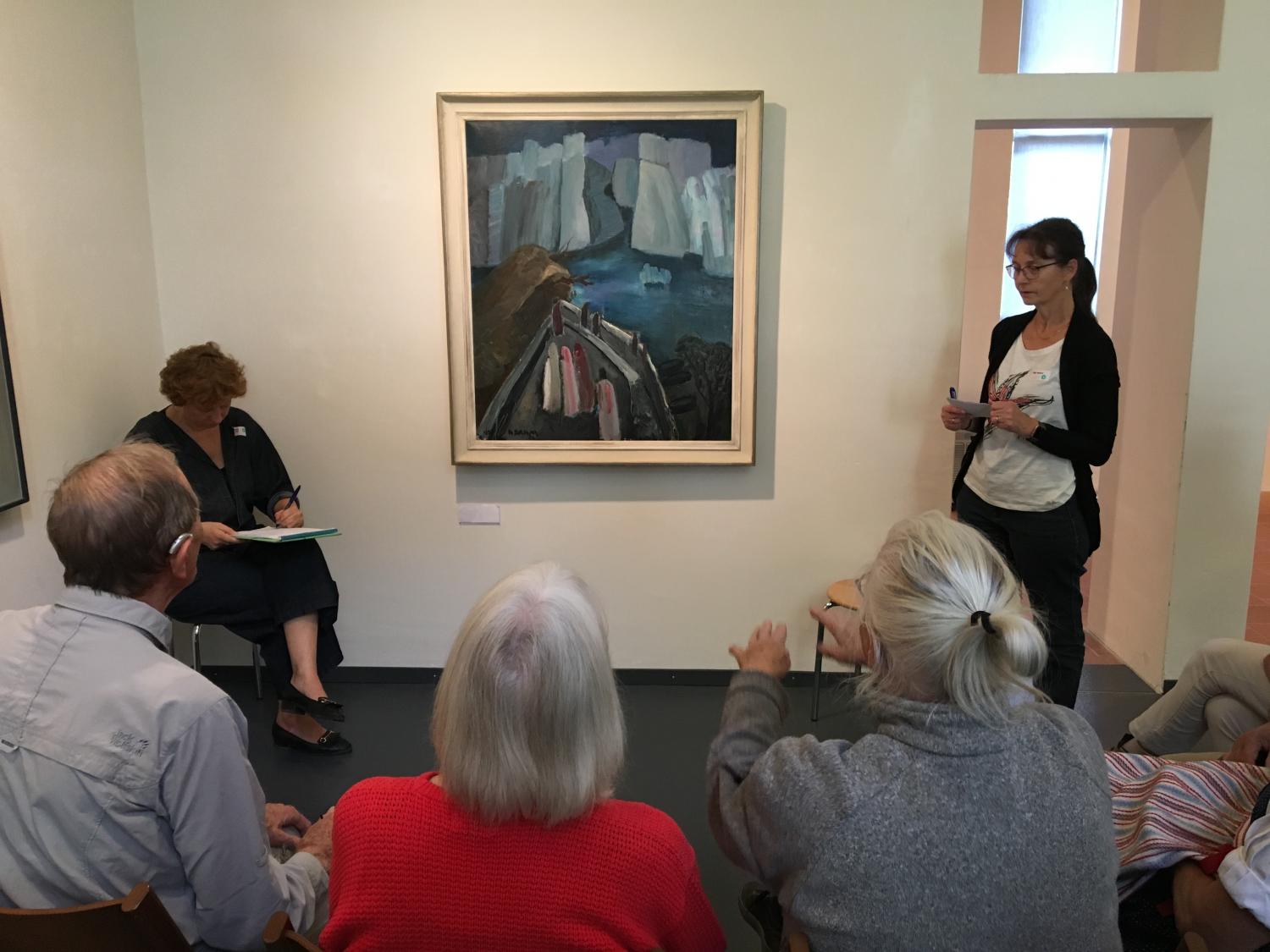 «Aufgeweckte Kunstgeschichten» im Kunstmuseum Thurgau: Rita Hegland-Scherwey (rechts) moderiert das Gespräch mit den dementen Menschen, Daniela Siebrecht (links) notiert die genannten Gedanken und entwickelt daraus eine Geschichte.