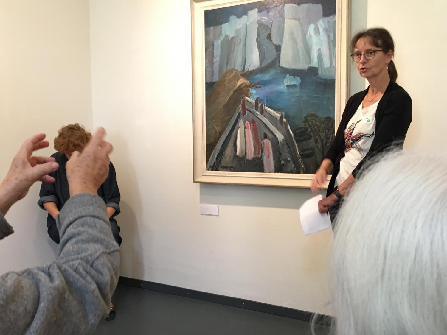 Zum Begreifen: Eine Teilnehmerin des Projektes «Aufgeweckte Kunstgeschichten» erklärt der Moderatorin Rita Hegland-Scherwey, was sie in dem Bild sieht. Das Foto entstand im Oktober 2018 im Kunstmuseum Thurgau