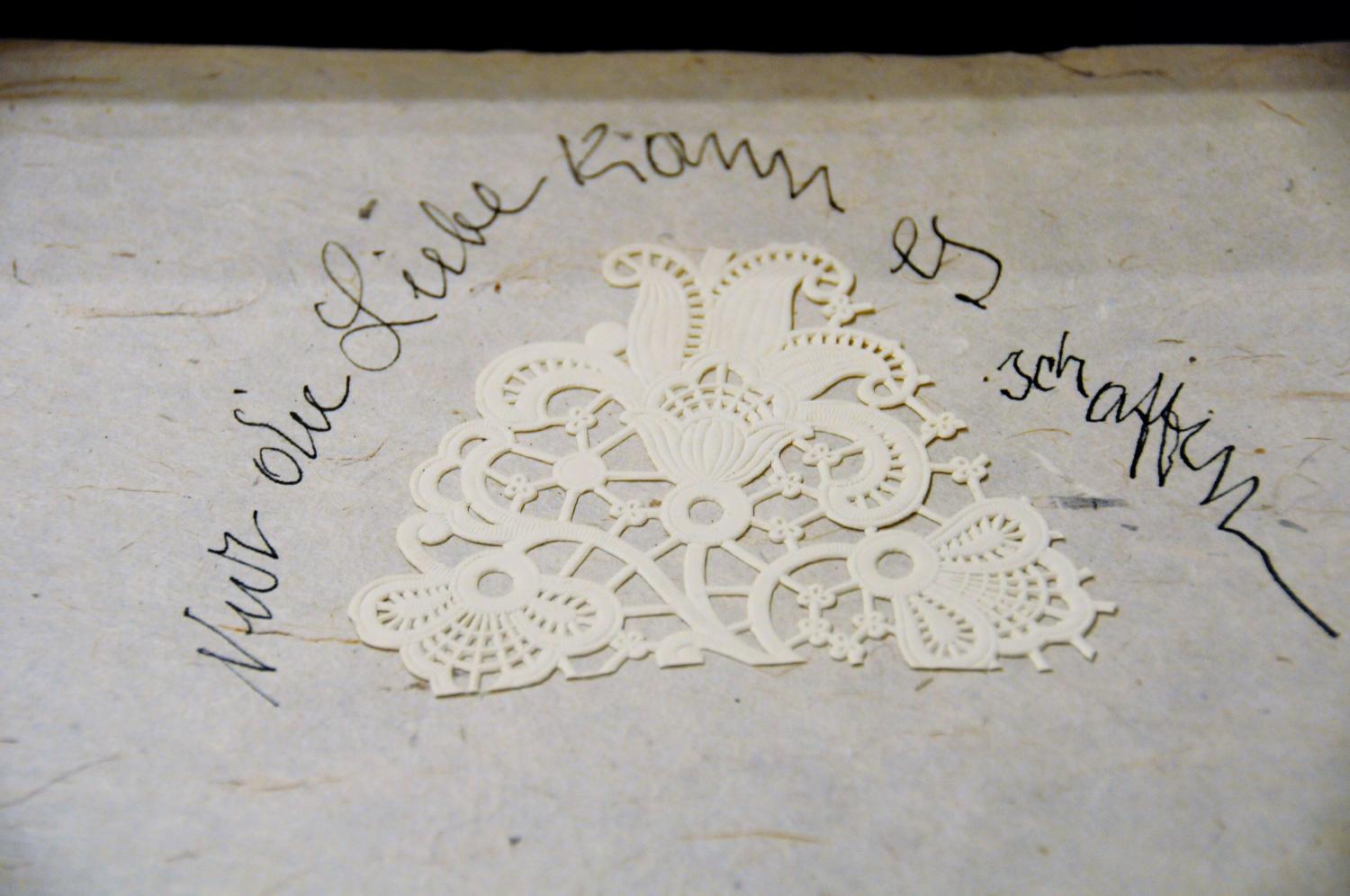 Arbeit von Helen Dahm aus der Ausstellung „Helen Dahm – Ein Kuss der ganzen Welt“.