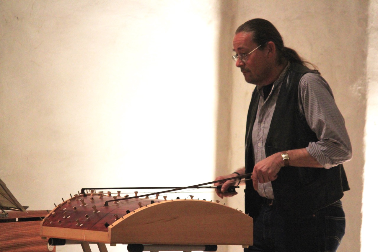 Wunderbare Musik mit schönschräg schnarrendem Instrument: Matthias Würsch am Streich-Psalterium "Fienschger Lädi".