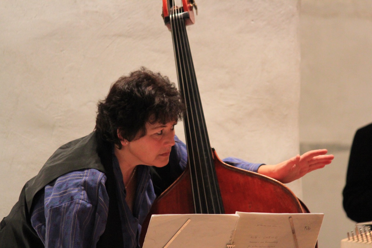 Amazone auf Angriff: Die Berner Kontrabassistin Käthy Steuri begeisterte durch ihr virtuoses, musikantisches Spiel.