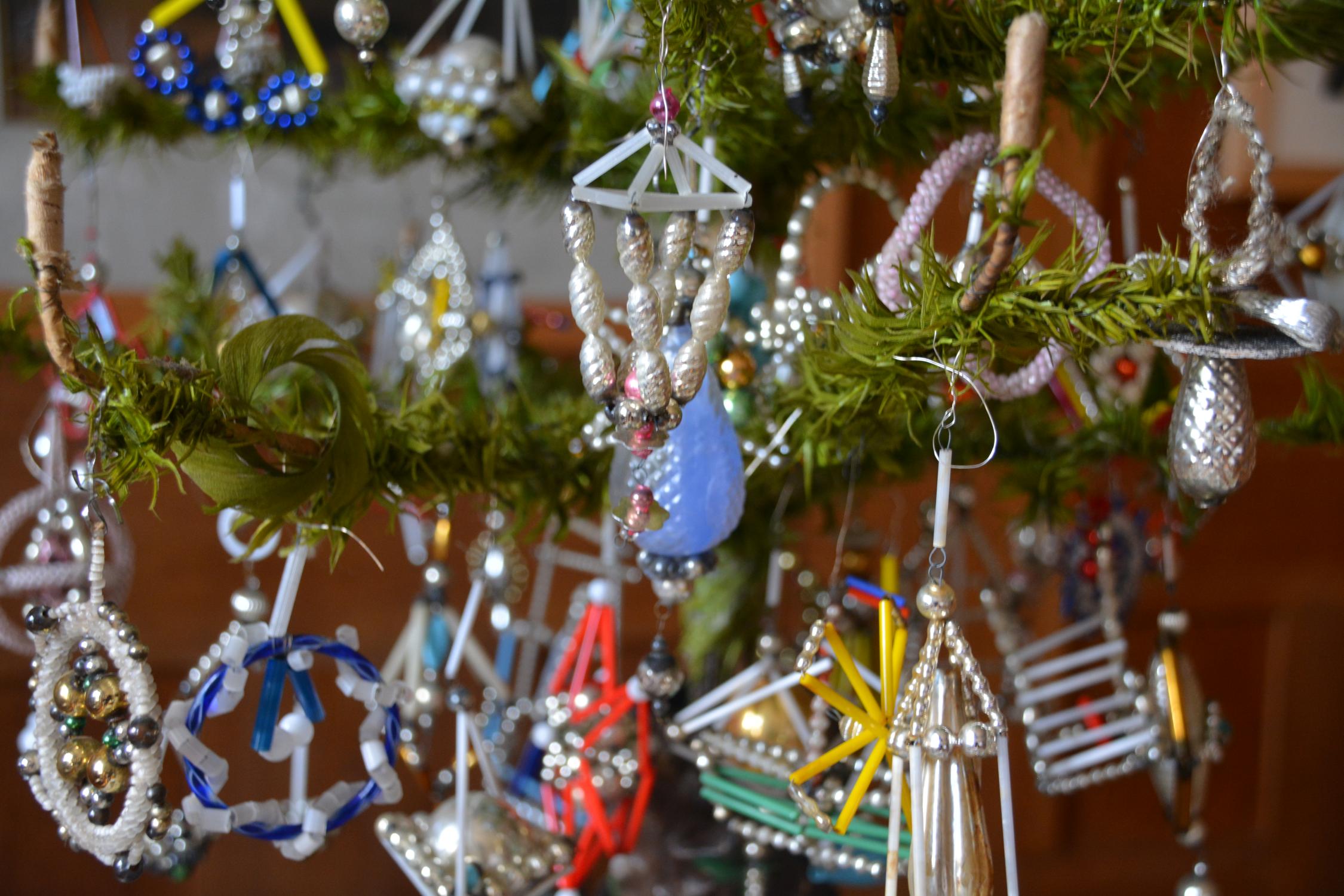 Filigraner Schmuck am Baum aus Gänsefedern