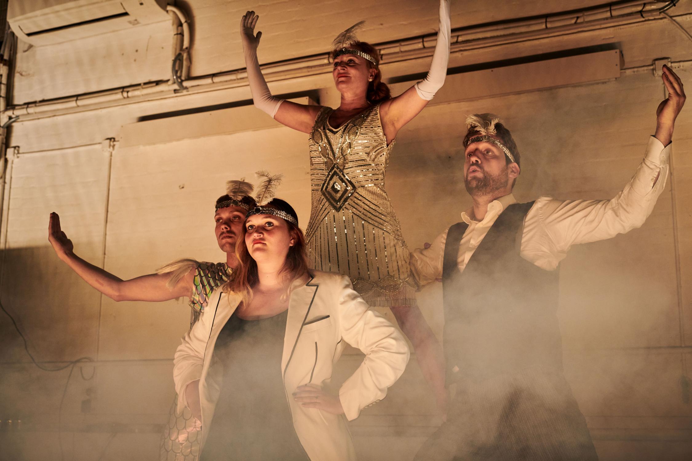 Lucias „Rainbow Girls“ in der Performance von „der grosse tyrann“: (oben) Wanda Wylowa, (unten v. l.) Simon Fleury, Liliane Koch und Niklaus Kost.