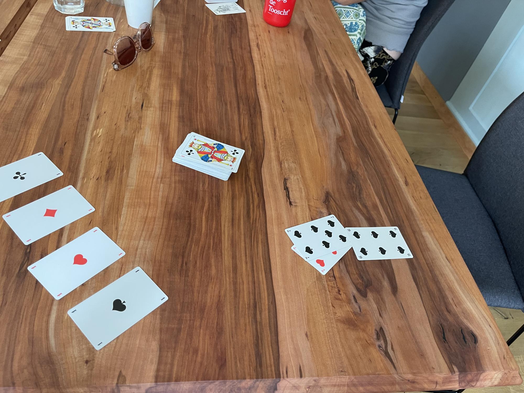 Hoch gepokert beim Nœise-Musikkrimi? Das lässt sich nächstes Wochenende in Weinfelden herausfinden. Spielkarten liegen auf dem Tisch.