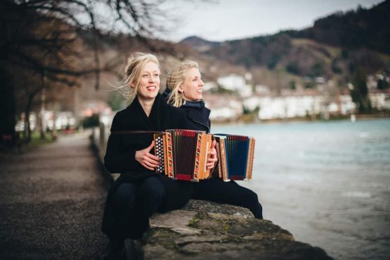 Evelyn & Kristina Brunner - Schwyzer Örgeli, Cello & Kontrabass