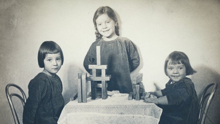 The Mies van der Rohes - A Female Family Saga